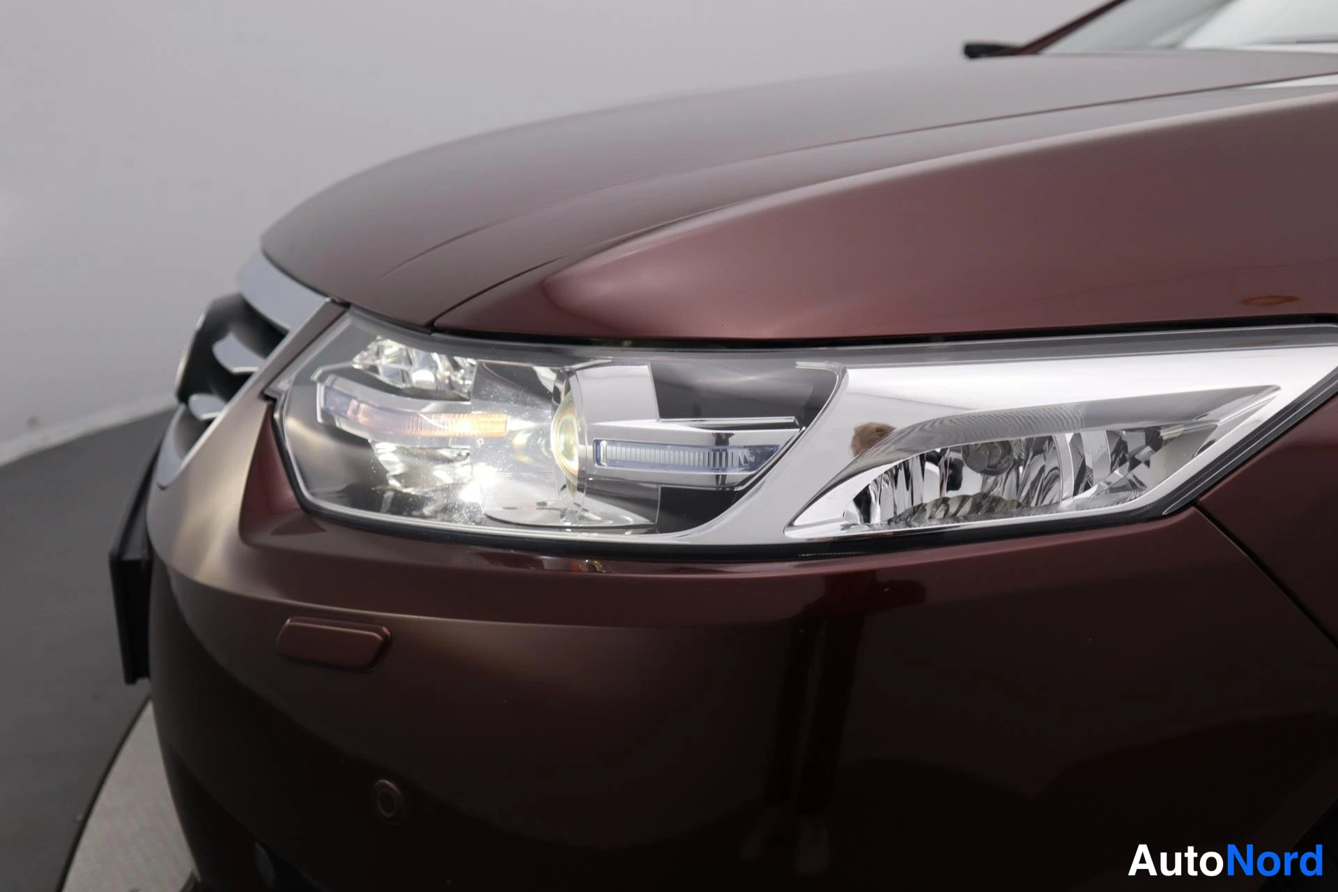 Punainen Honda Accord 2013, yksityiskohta, kuva 9