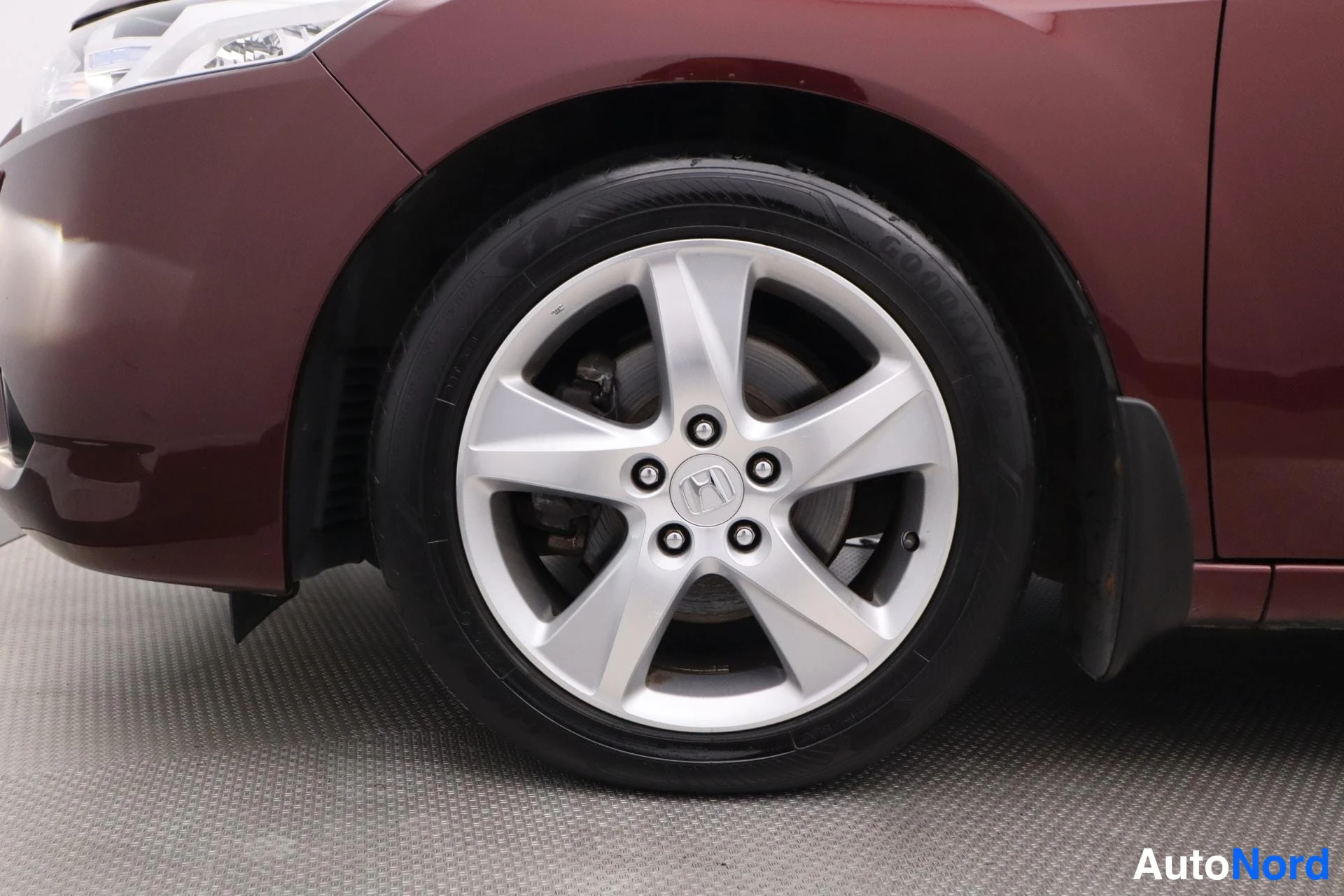 Punainen Honda Accord 2013, kuva 10