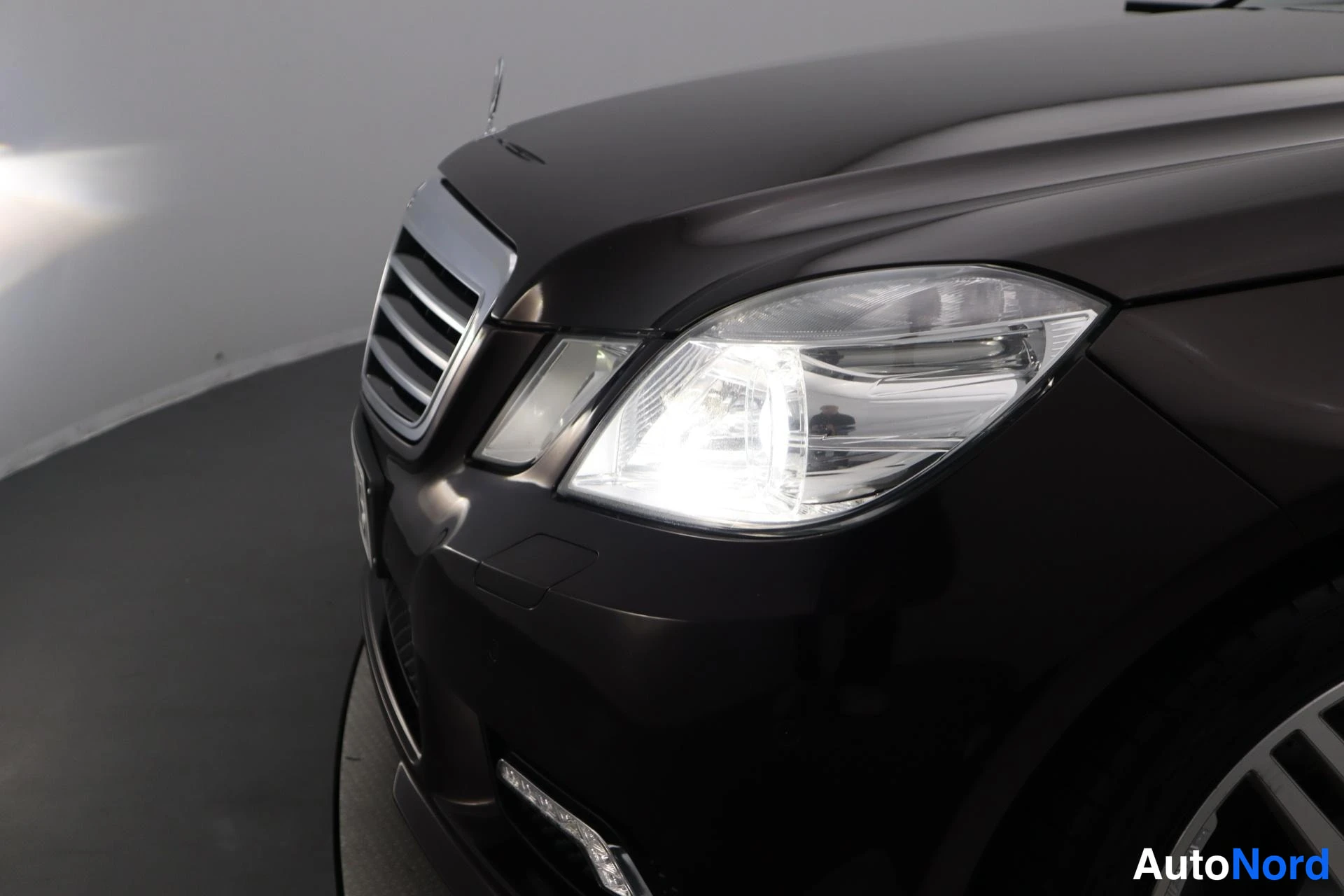 Brown Mercedes-Benz E 2009, front, photo 3