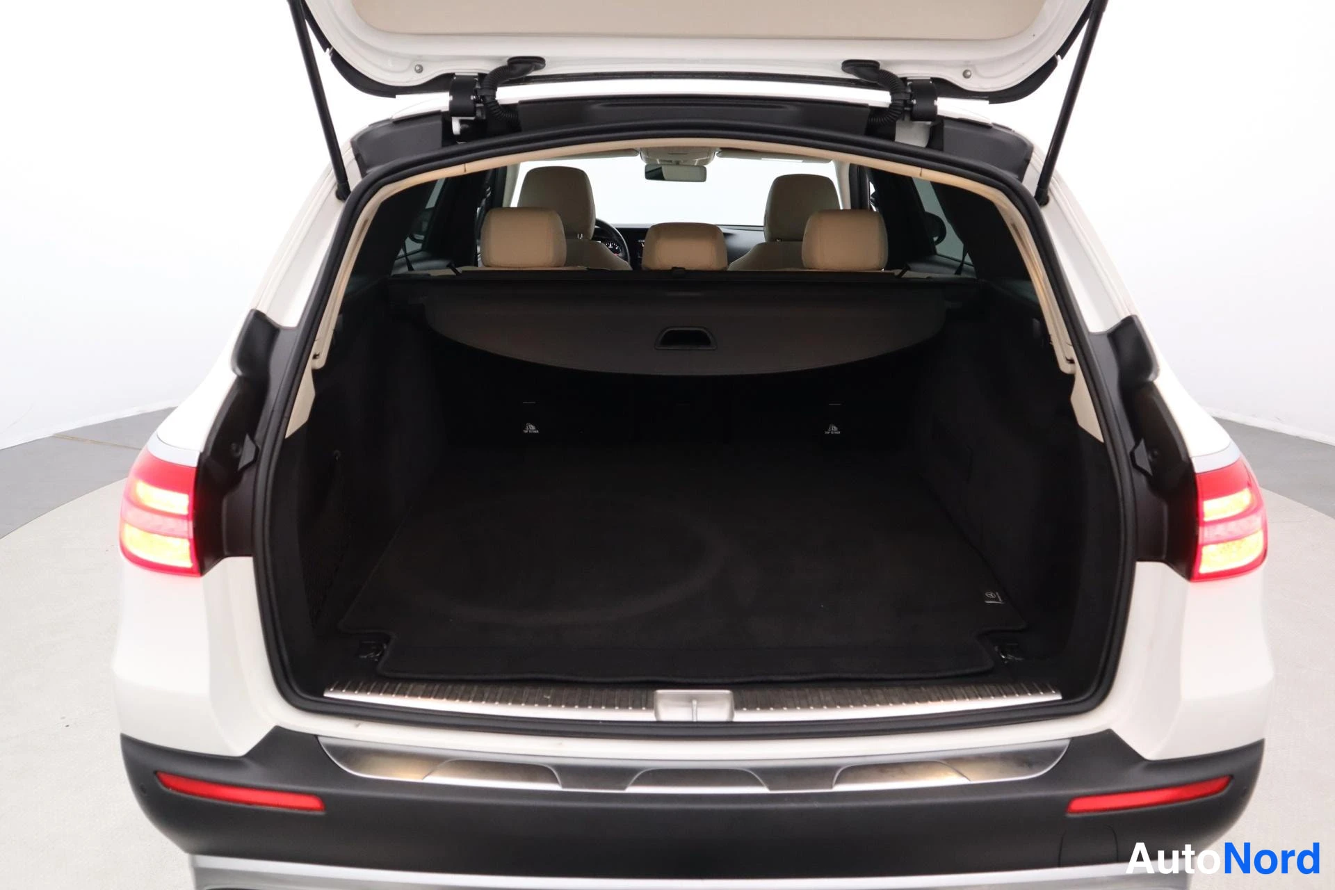 White Mercedes-Benz E 2018, rear, photo 7