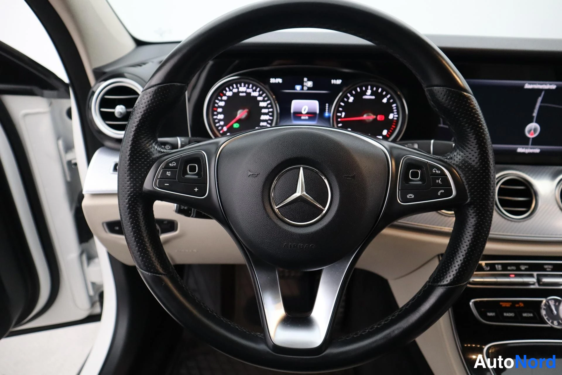 White Mercedes-Benz E 2018, photo 11