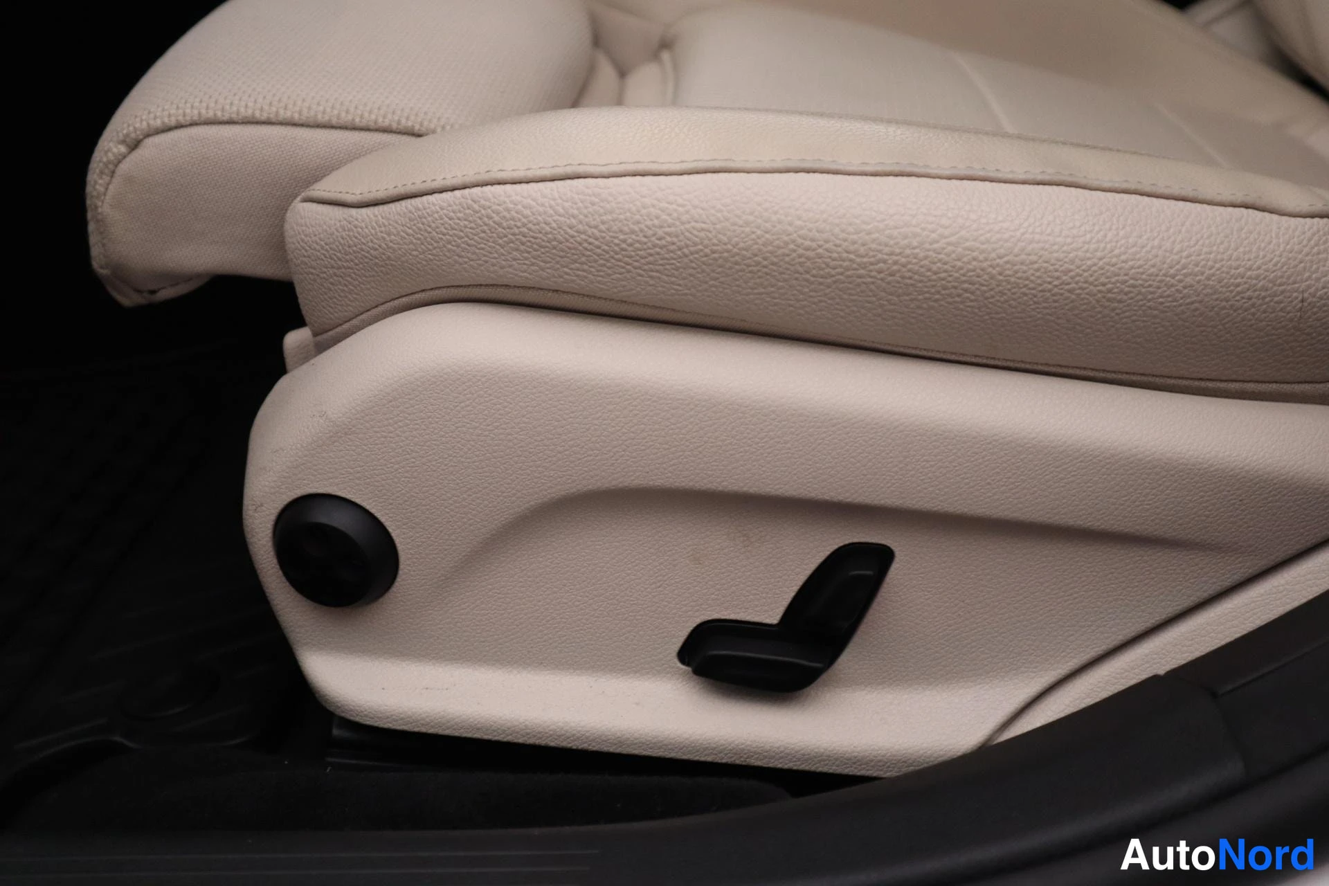 White Mercedes-Benz E 2018, photo 16