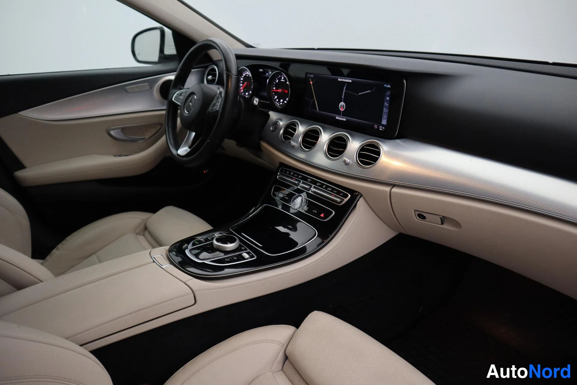 White Mercedes-Benz E 2018, photo 19