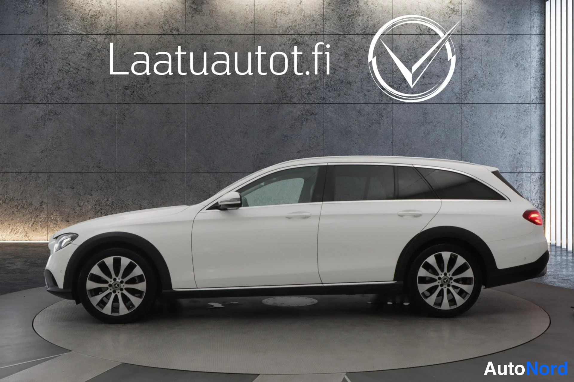 White Mercedes-Benz E 2018, rear three-quarter, photo 5