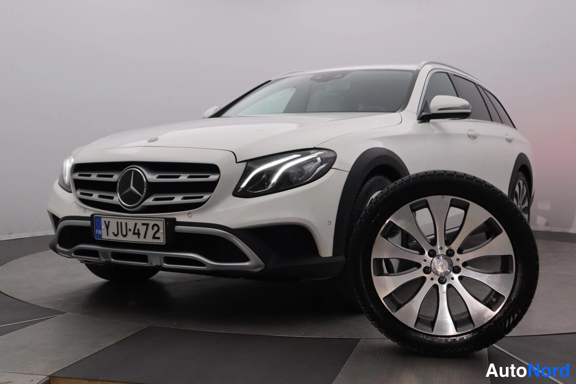 White Mercedes-Benz E 2018, photo 39