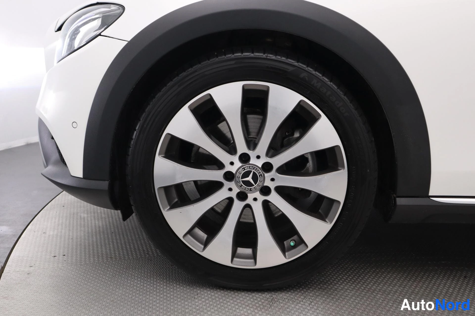 White Mercedes-Benz E 2018, side, photo 3