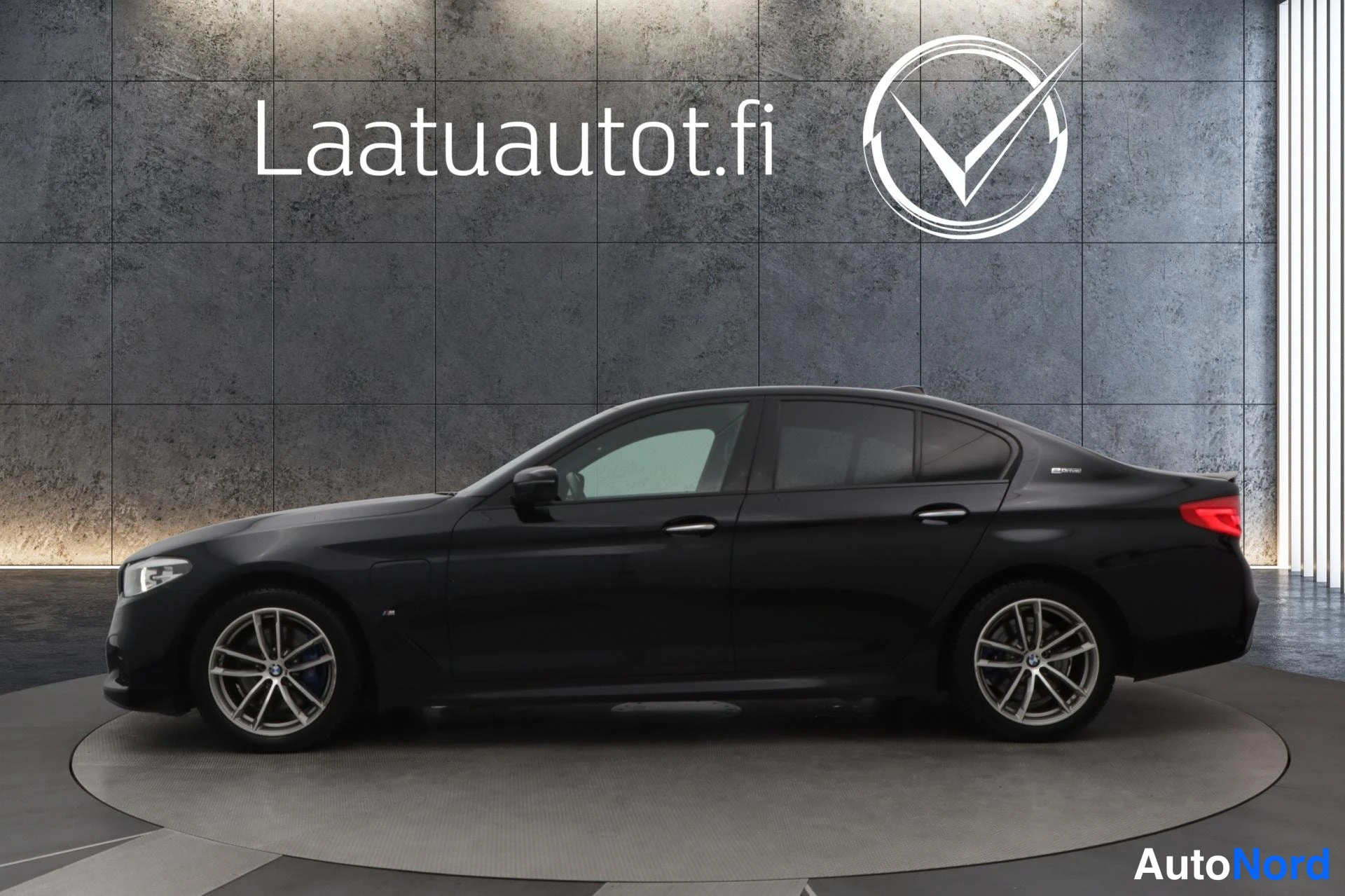 Musta BMW 530 2017, sivulta, kuva 6
