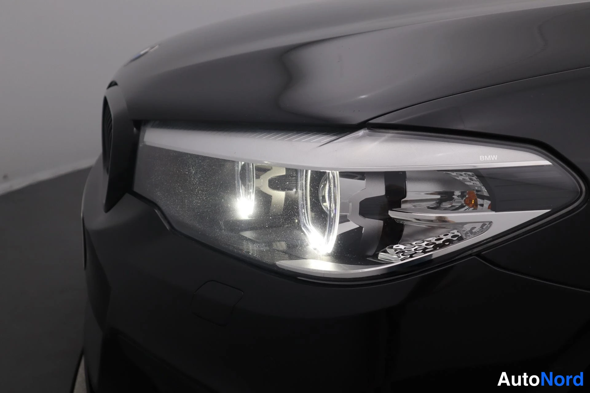 Musta BMW 530 2017, edestä, kuva 5