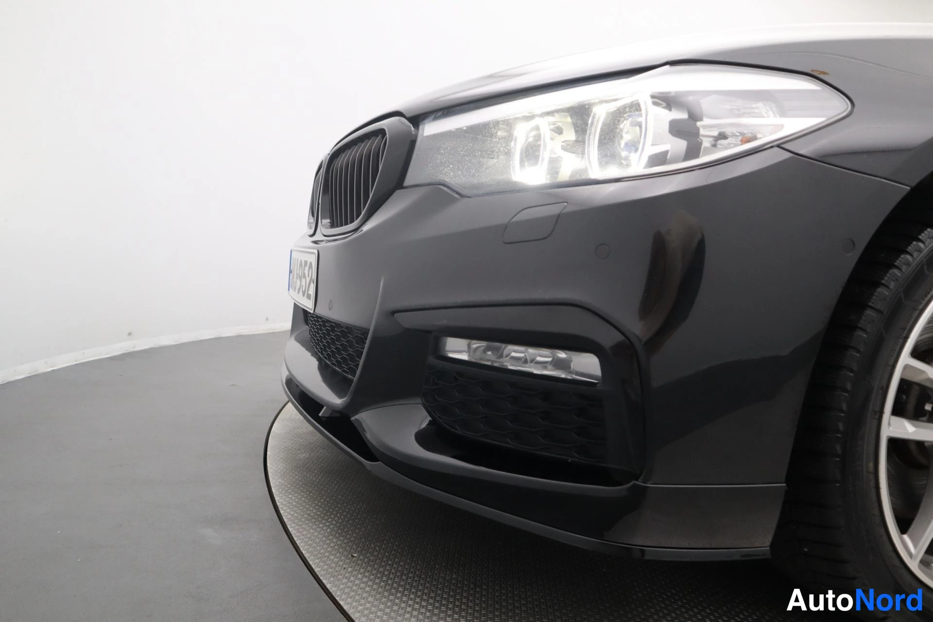 Musta BMW 530 2017, etuviisto, keula vasemmalle, kuva 2