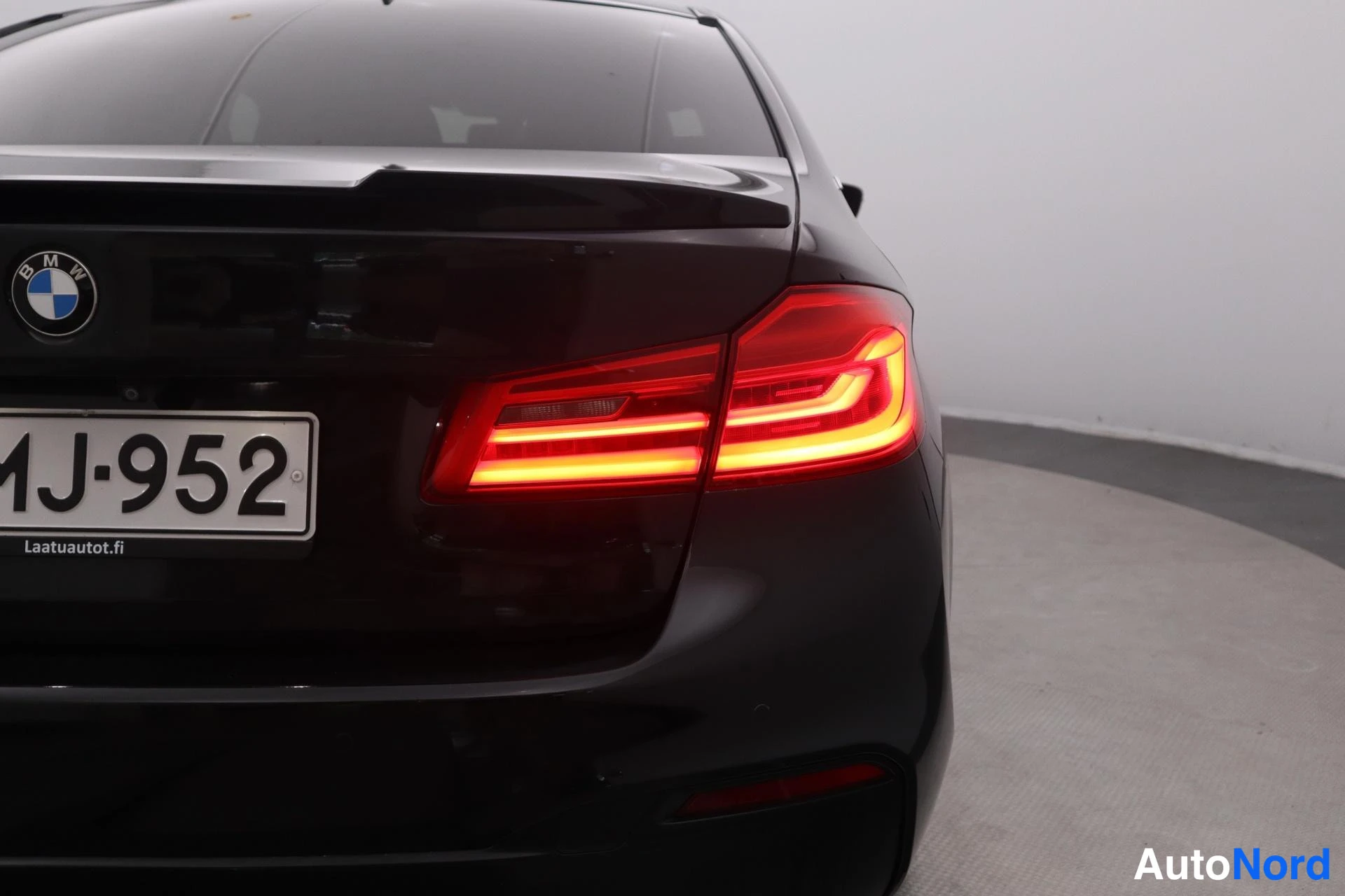 Musta BMW 530 2017, takaa, kuva 8