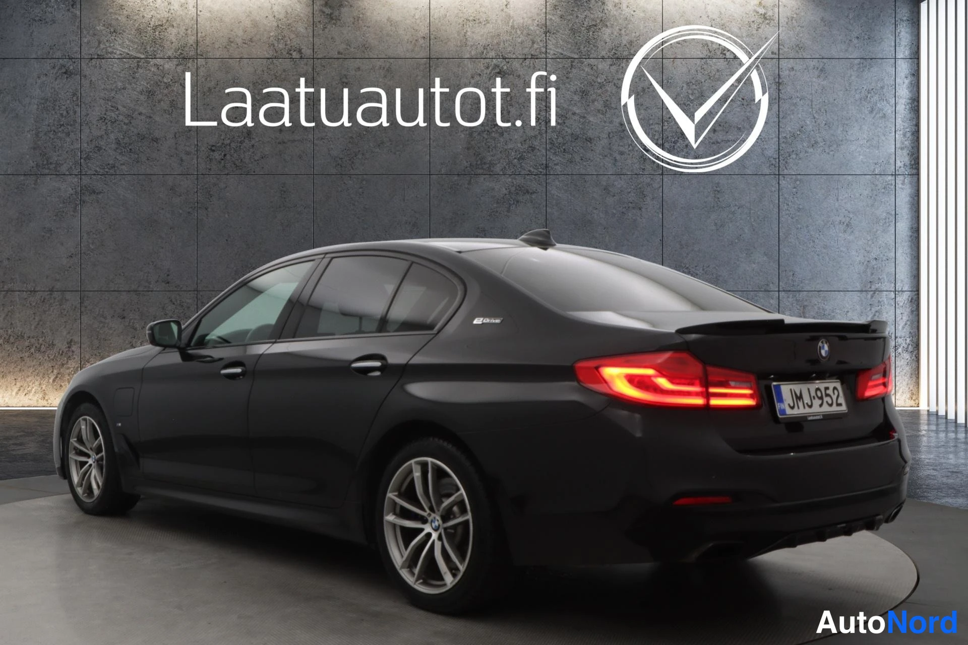 Musta BMW 530 2017, takaviisto, kuva 7