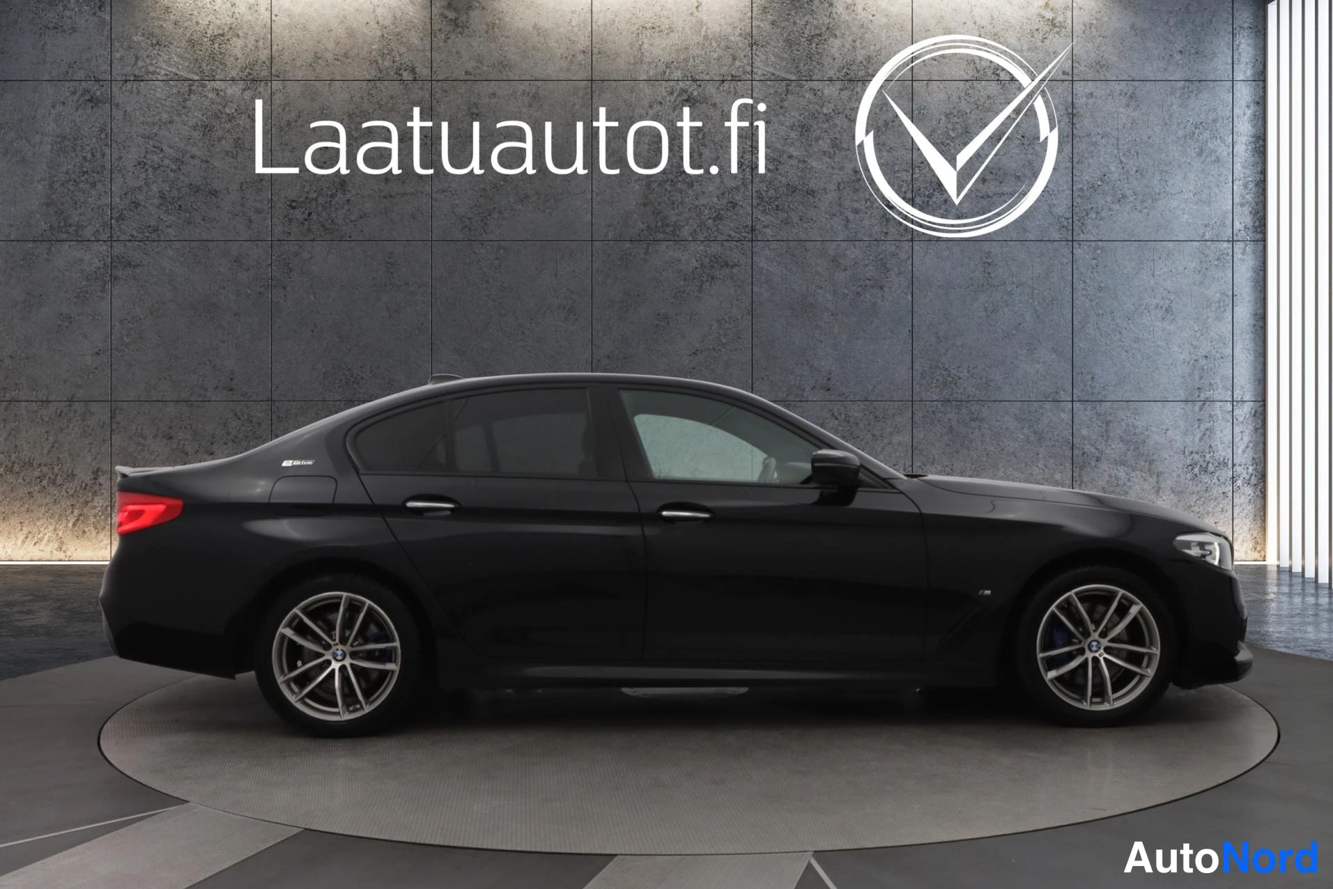 Musta BMW 530 2017, etuviisto, keula oikealle, kuva 3