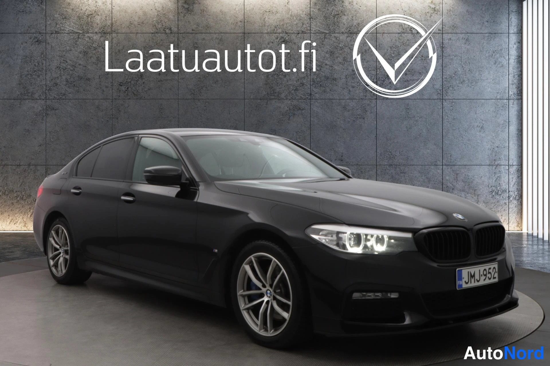 Musta BMW 530 2017, etuviisto, keula oikealle, kuva 4