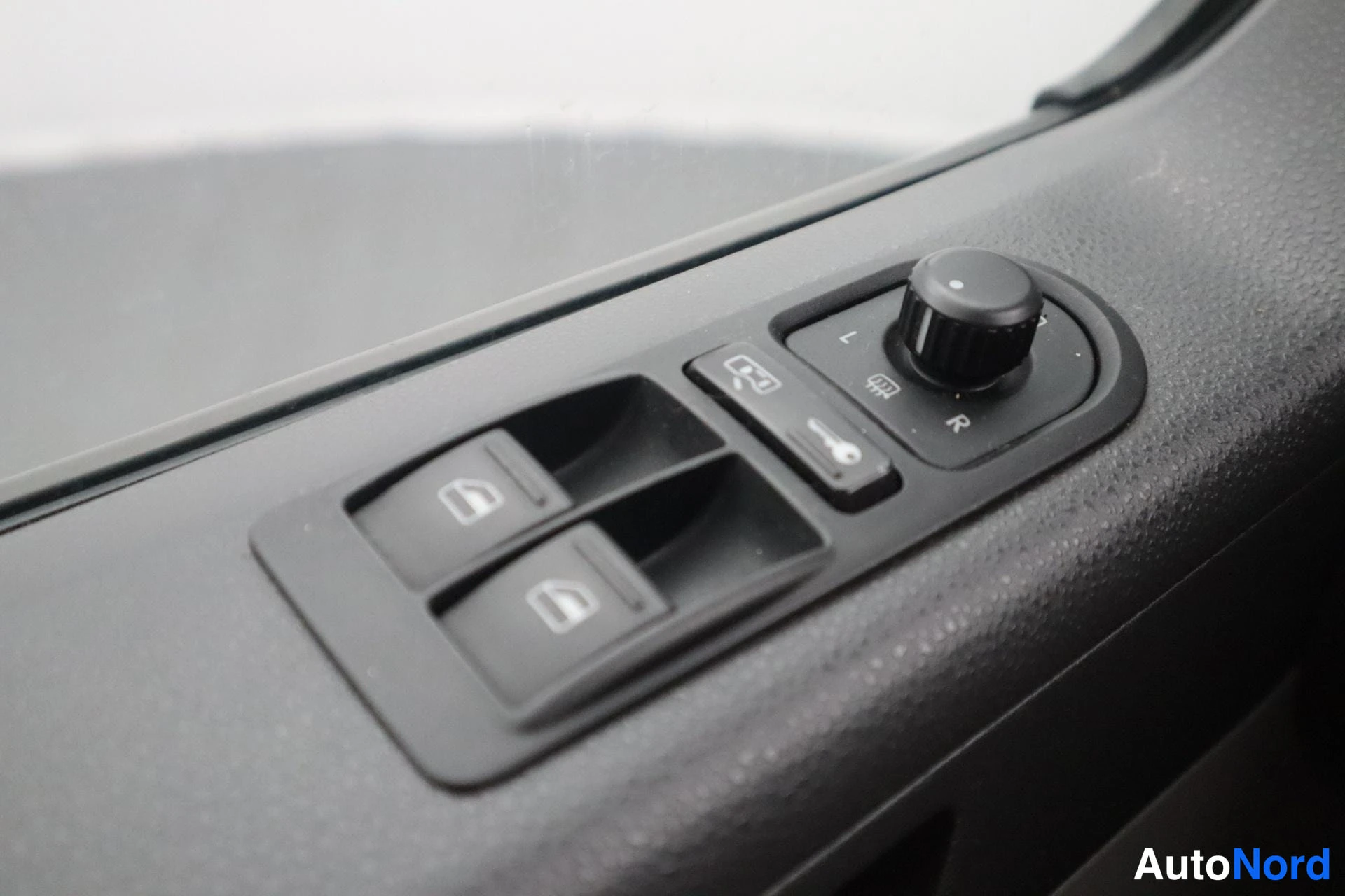 Punainen Volkswagen Transporter 2008, kuva 19