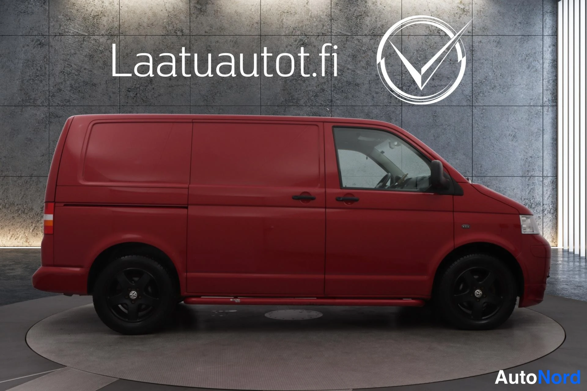 Punainen Volkswagen Transporter 2008, etuviisto, keula oikealle, kuva 2