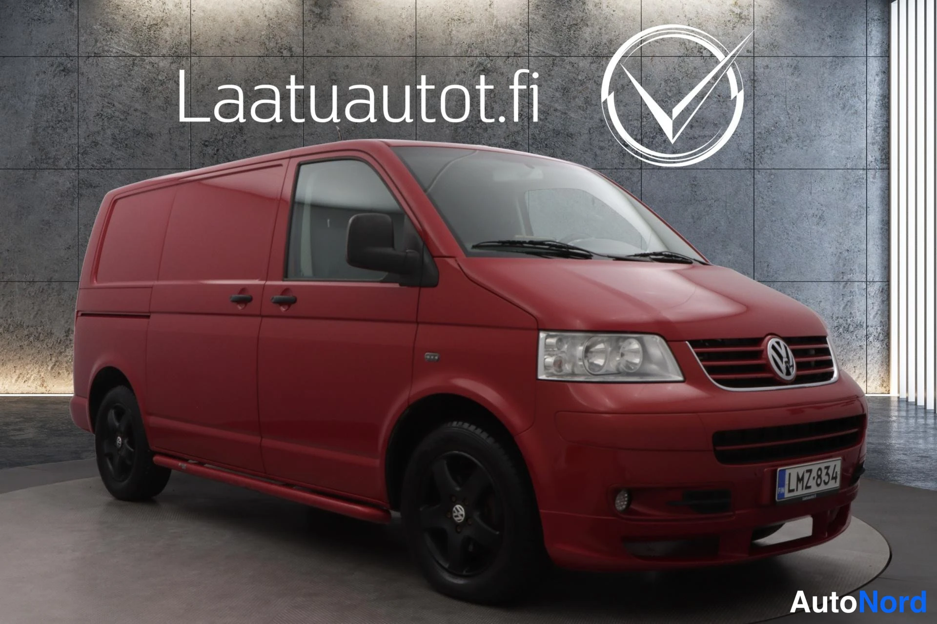 Punainen Volkswagen Transporter 2008, etuviisto, keula oikealle, kuva 3
