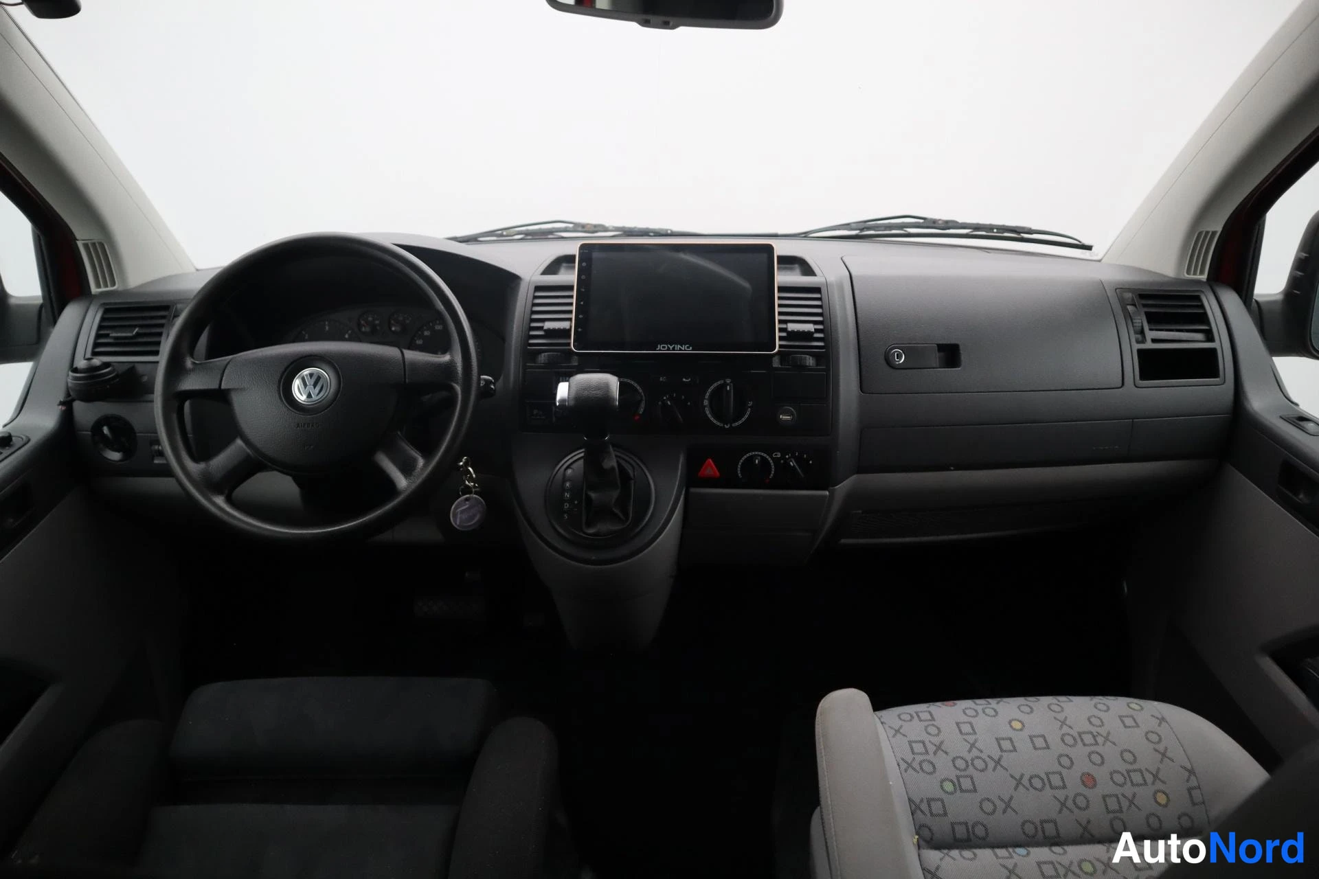 Punainen Volkswagen Transporter 2008, kuva 10