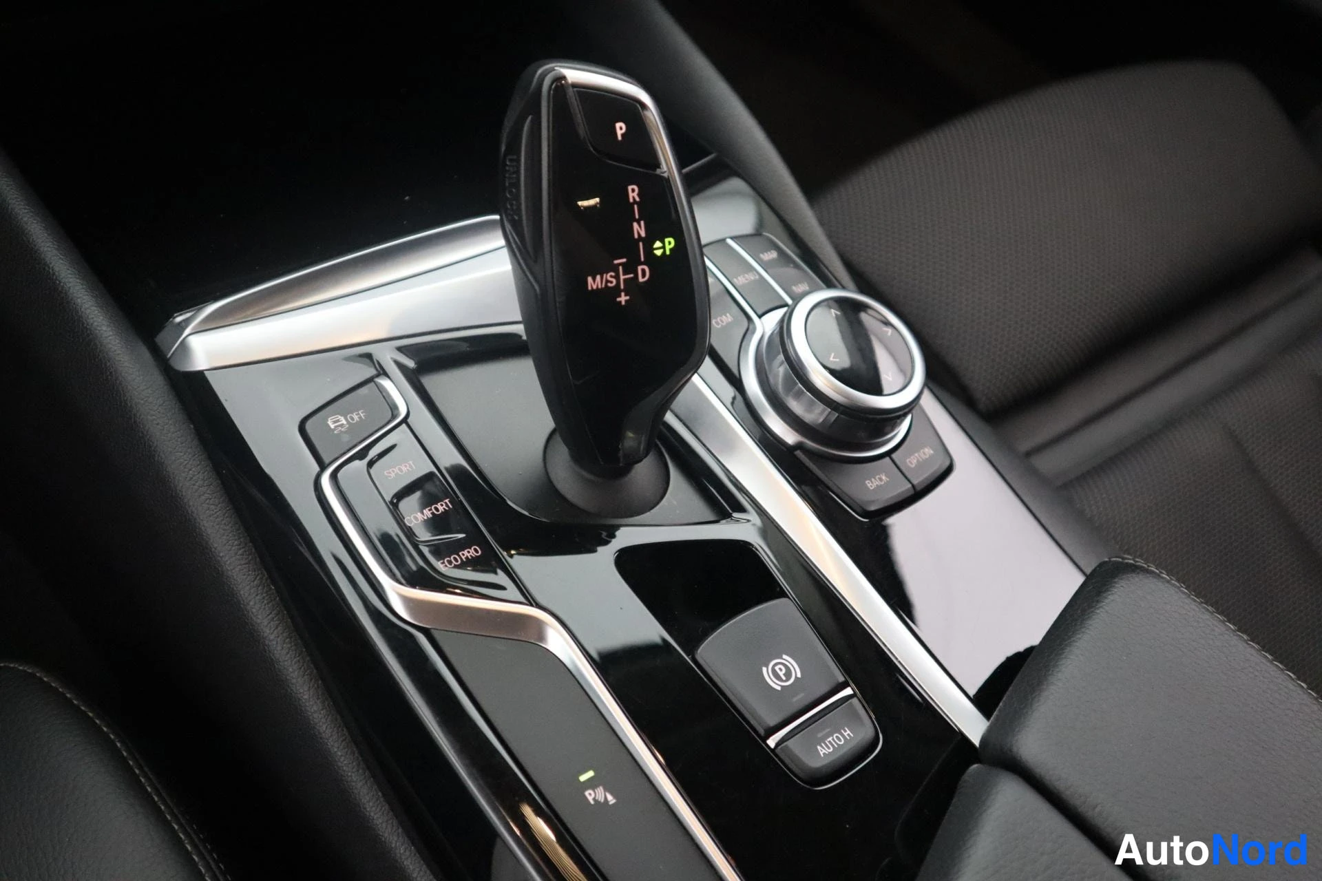 Sininen BMW 520d xDrive 2018, yksityiskohta, kuva 11
