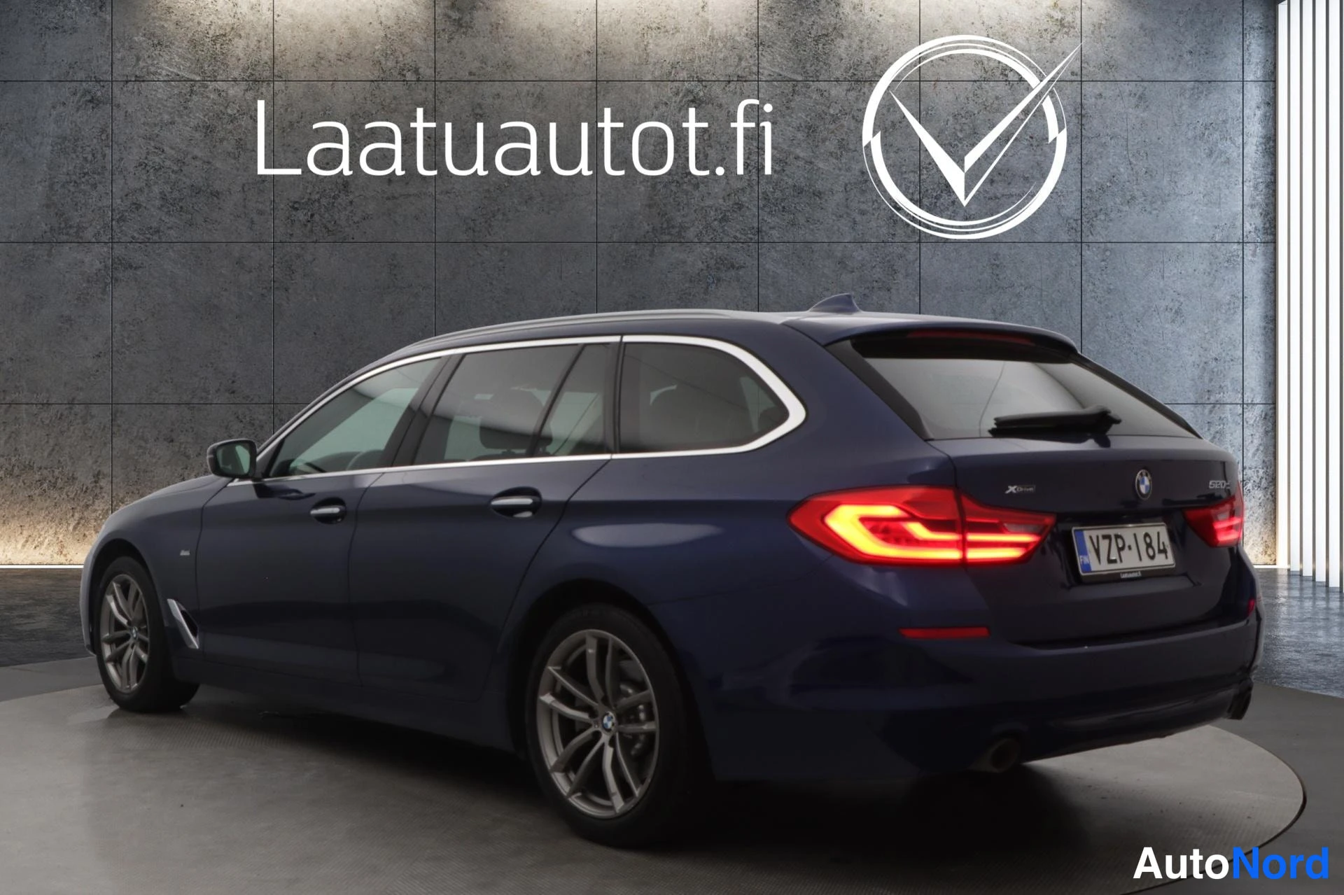 Sininen BMW 520d xDrive 2018, takaviisto, kuva 6