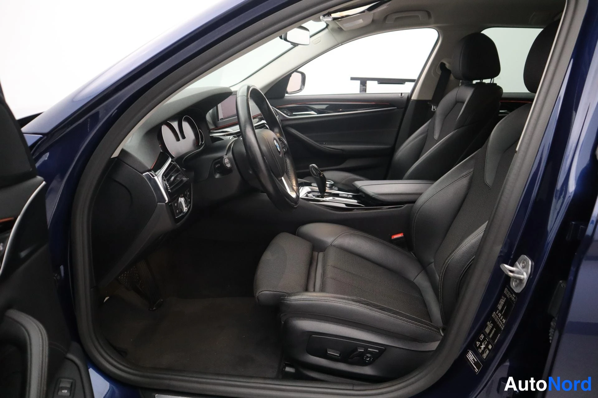 Sininen BMW 520d xDrive 2018, kuva 20