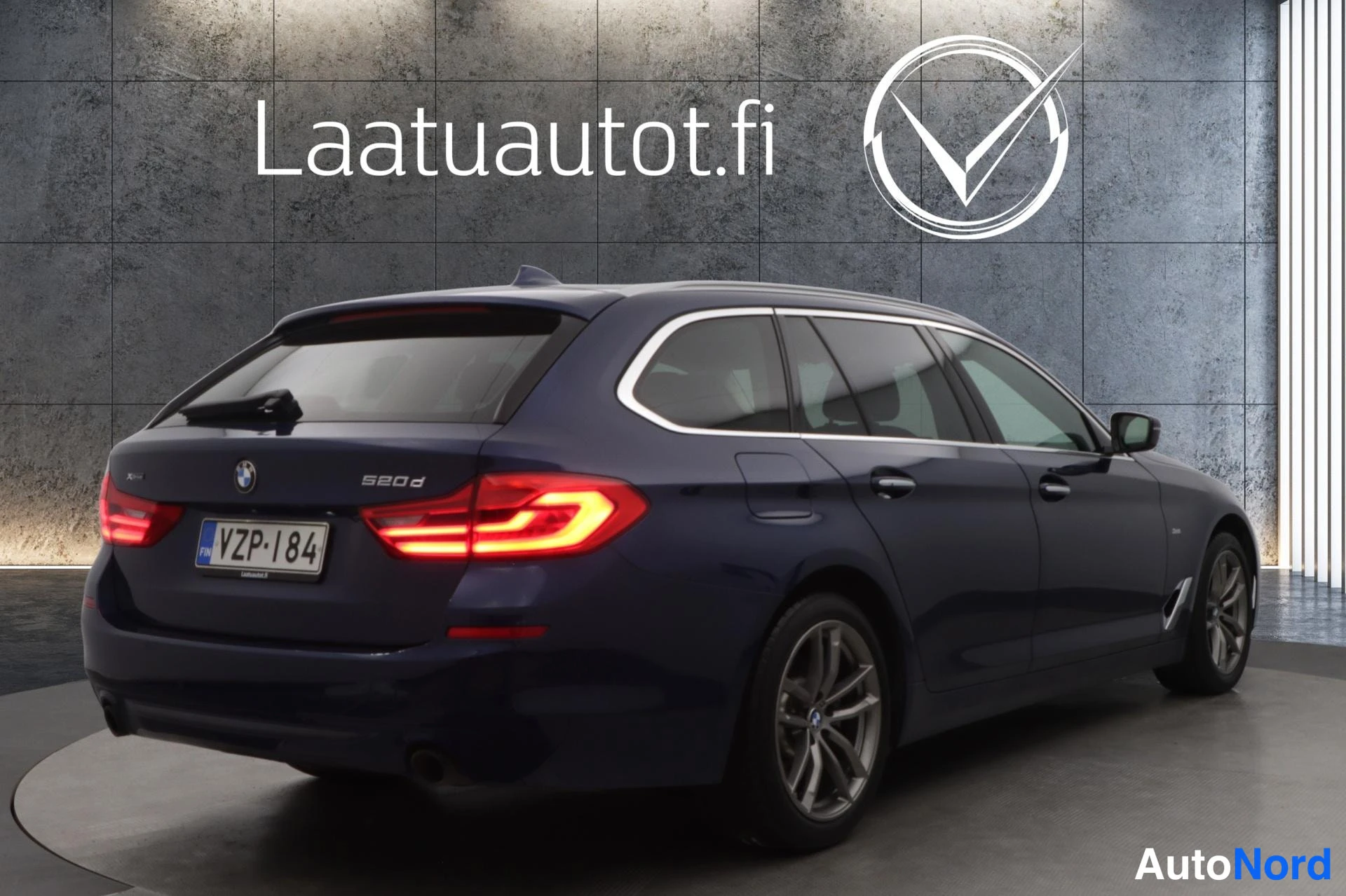 Sininen BMW 520d xDrive 2018, takaviisto, kuva 7