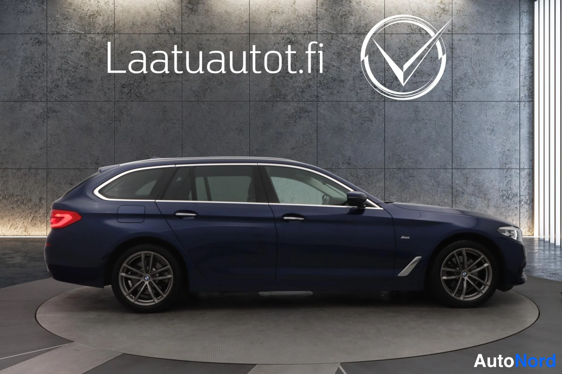 Sininen BMW 520d xDrive 2018, etuviisto, keula oikealle, kuva 4
