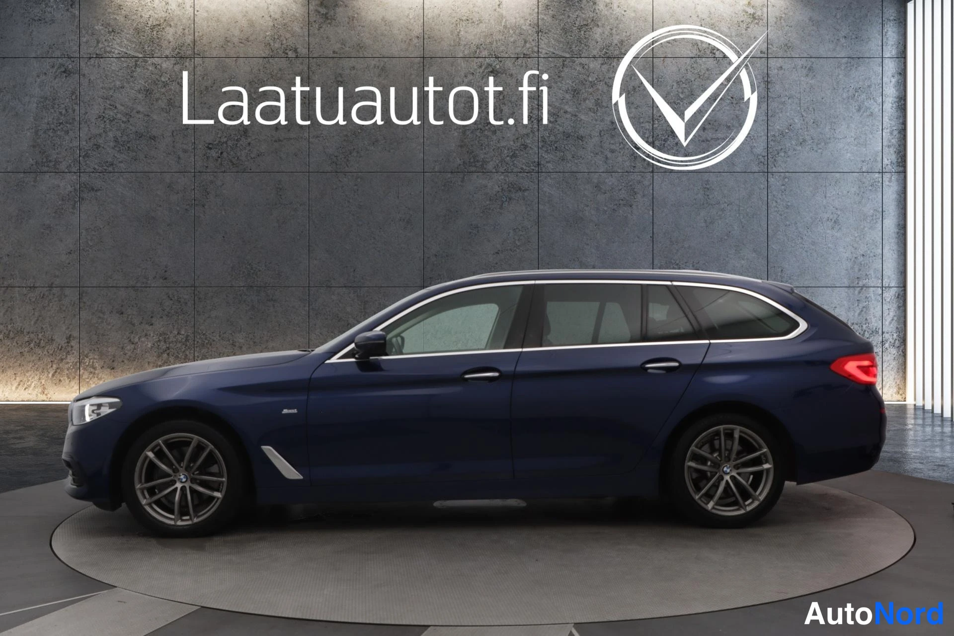 Sininen BMW 520d xDrive 2018, etuviisto, keula vasemmalle, kuva 2