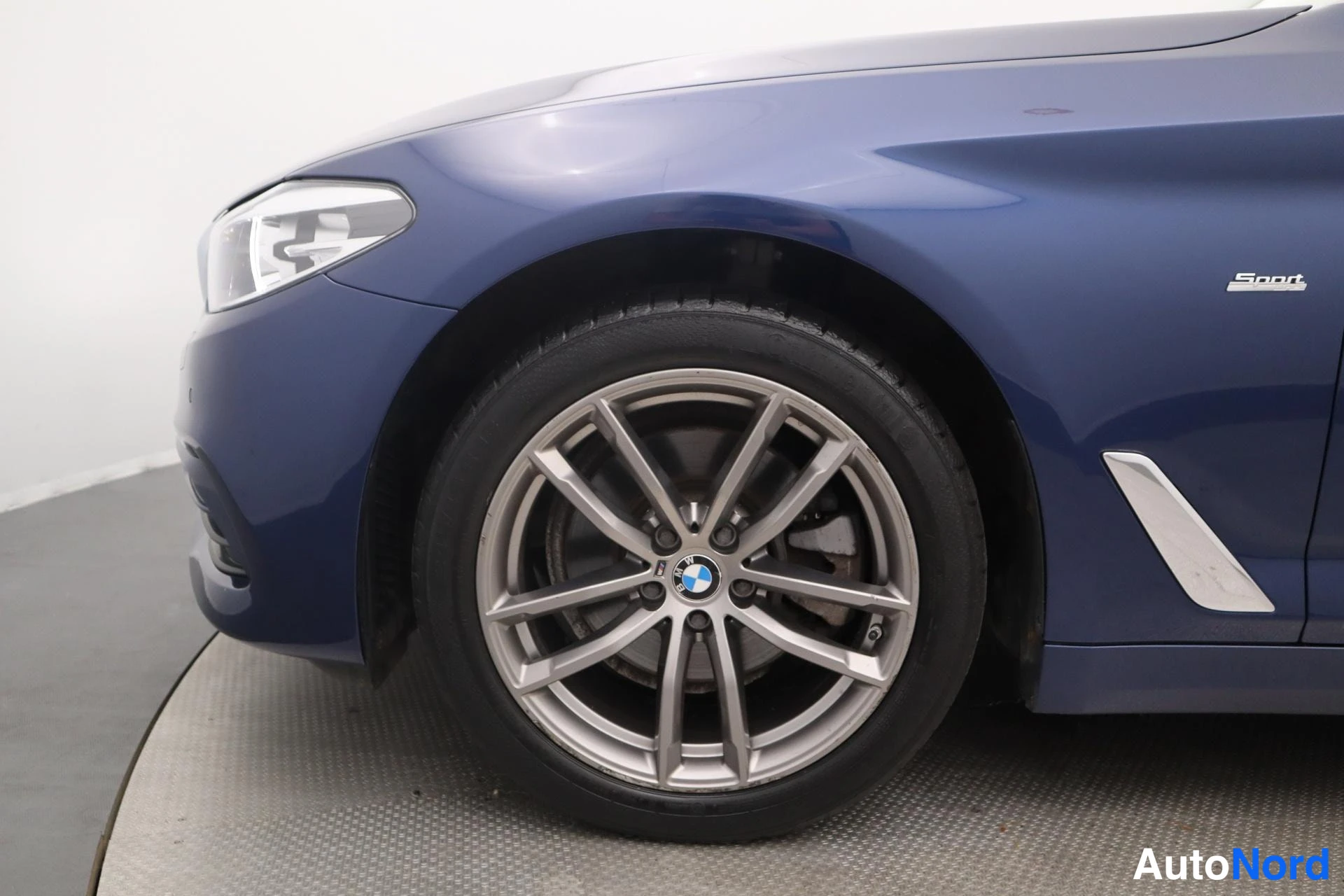 Sininen BMW 520d xDrive 2018, etuviisto, keula vasemmalle, kuva 3