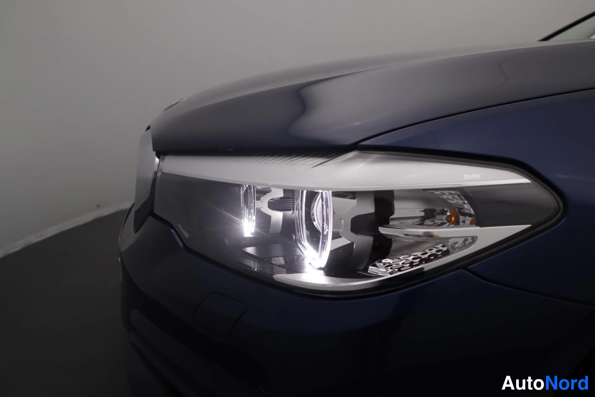 Sininen BMW 520d xDrive 2018, edestä, kuva 5