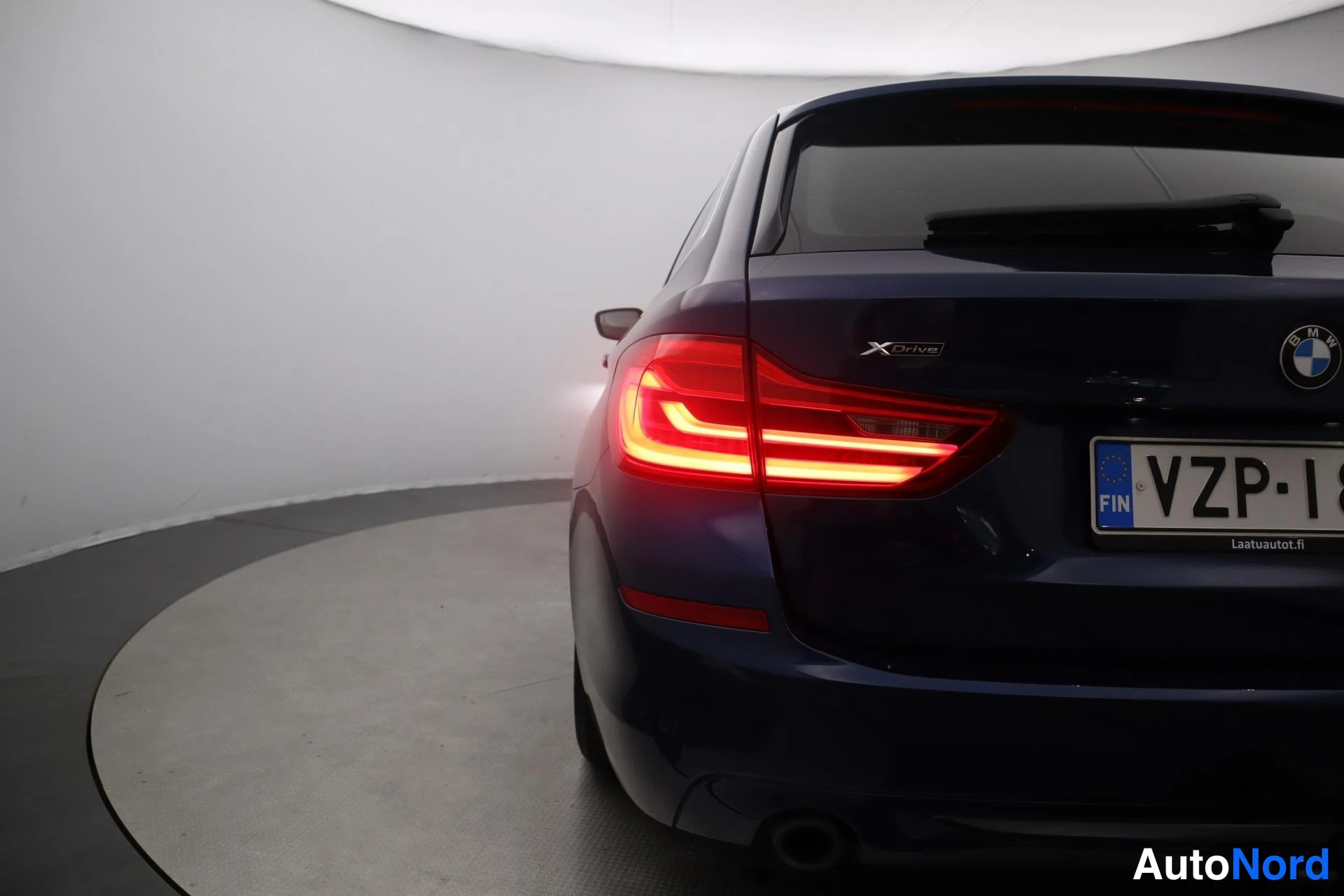 Sininen BMW 520d xDrive 2018, takaa, kuva 8