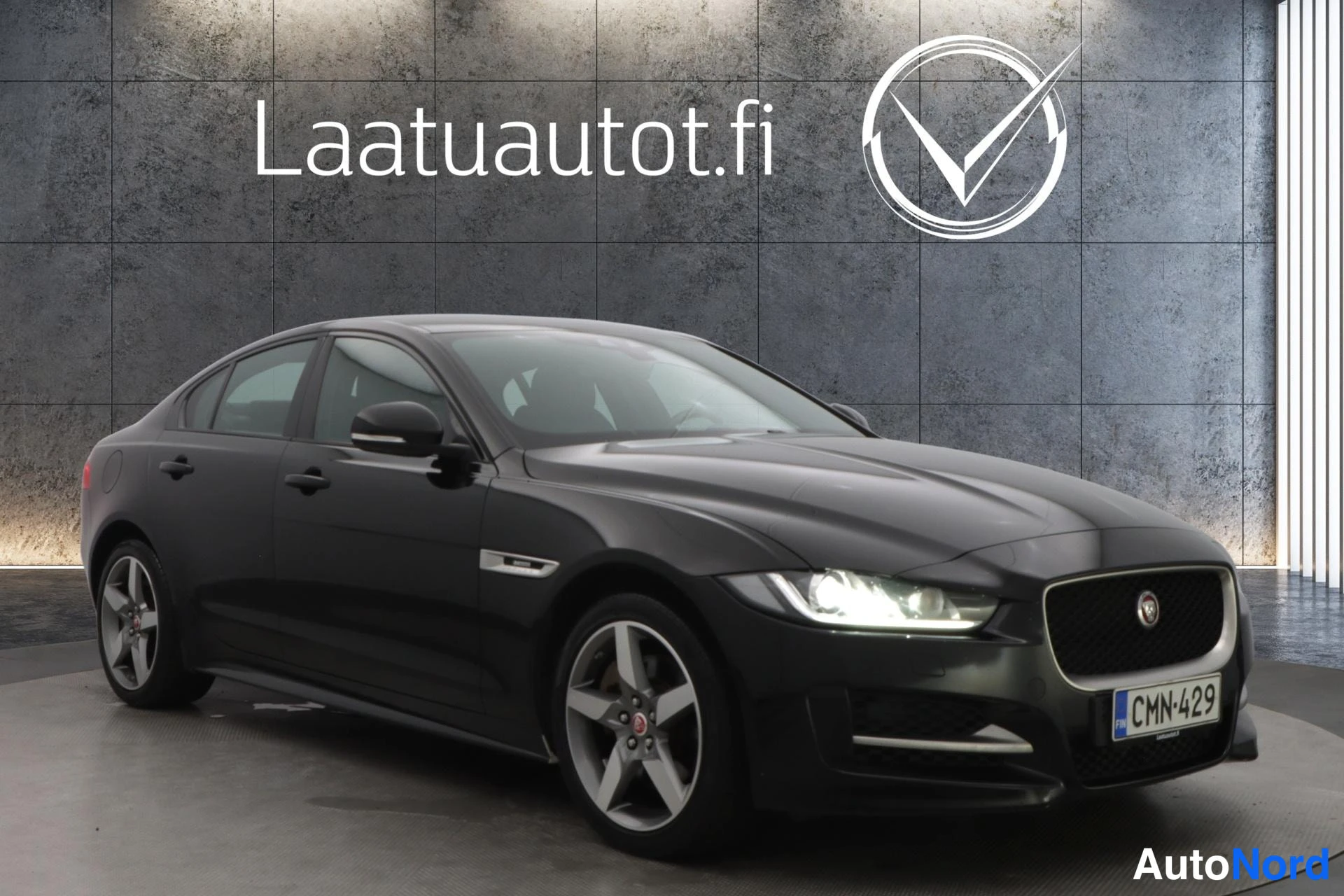 Musta Jaguar XE 2019, etuviisto, keula oikealle, kuva 3