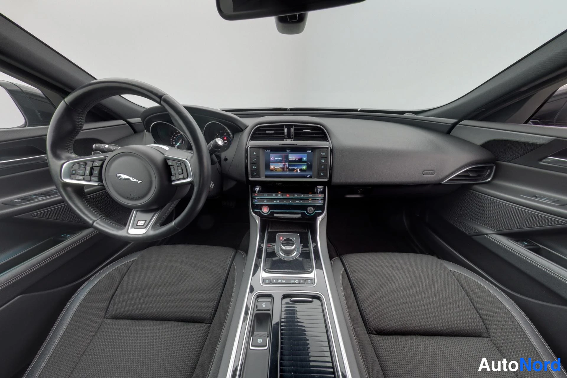 Musta Jaguar XE 2019, kuva 11