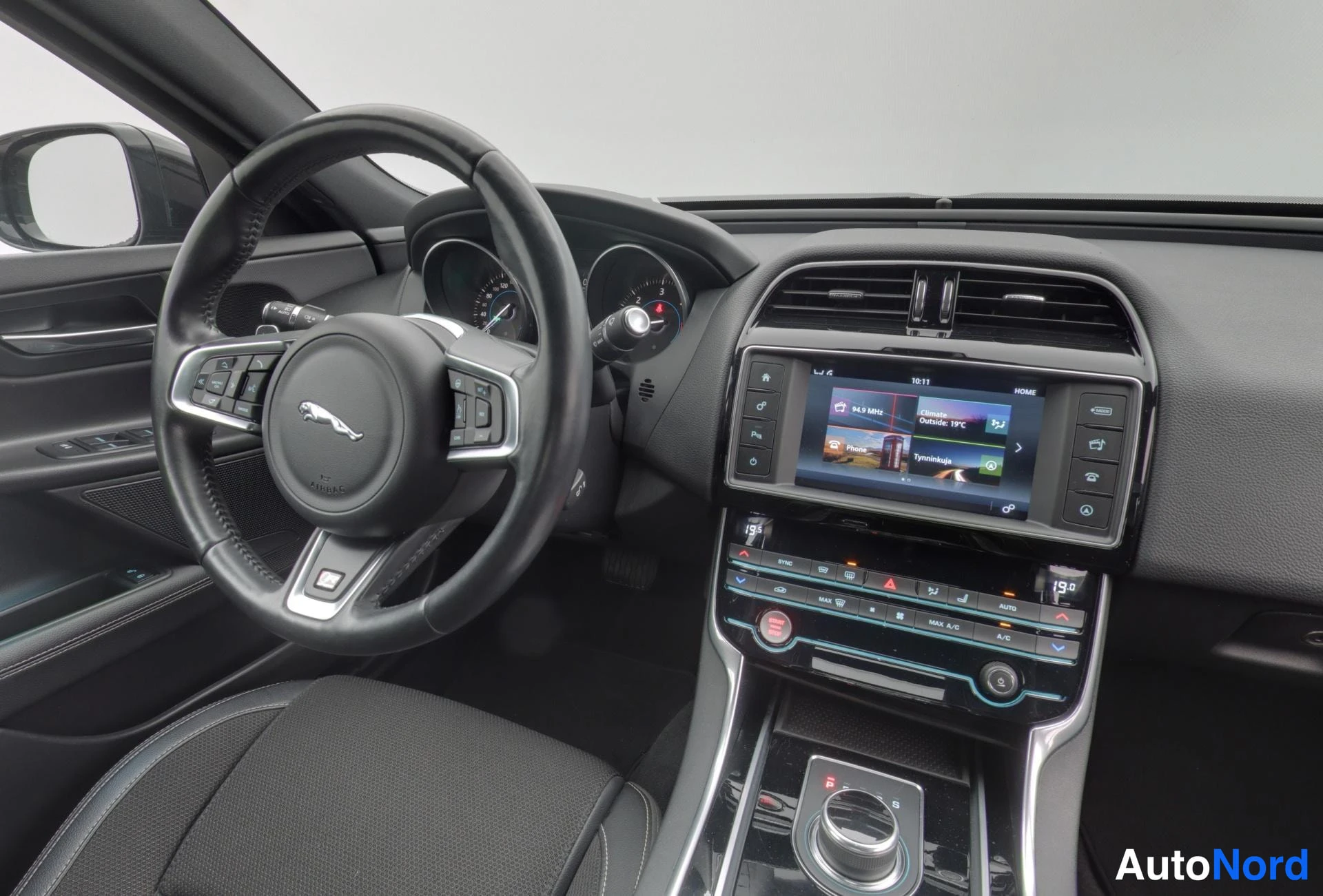 Musta Jaguar XE 2019, kuva 12