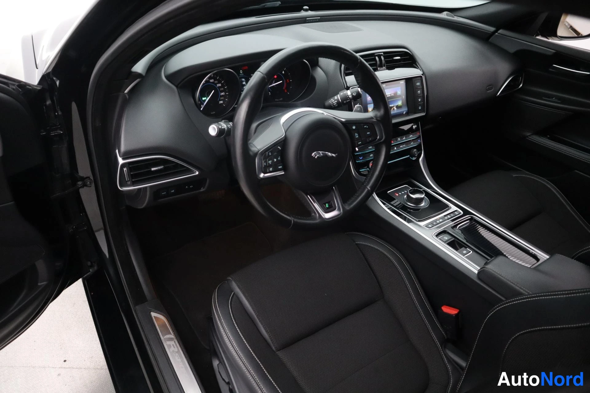 Musta Jaguar XE 2019, kuva 13