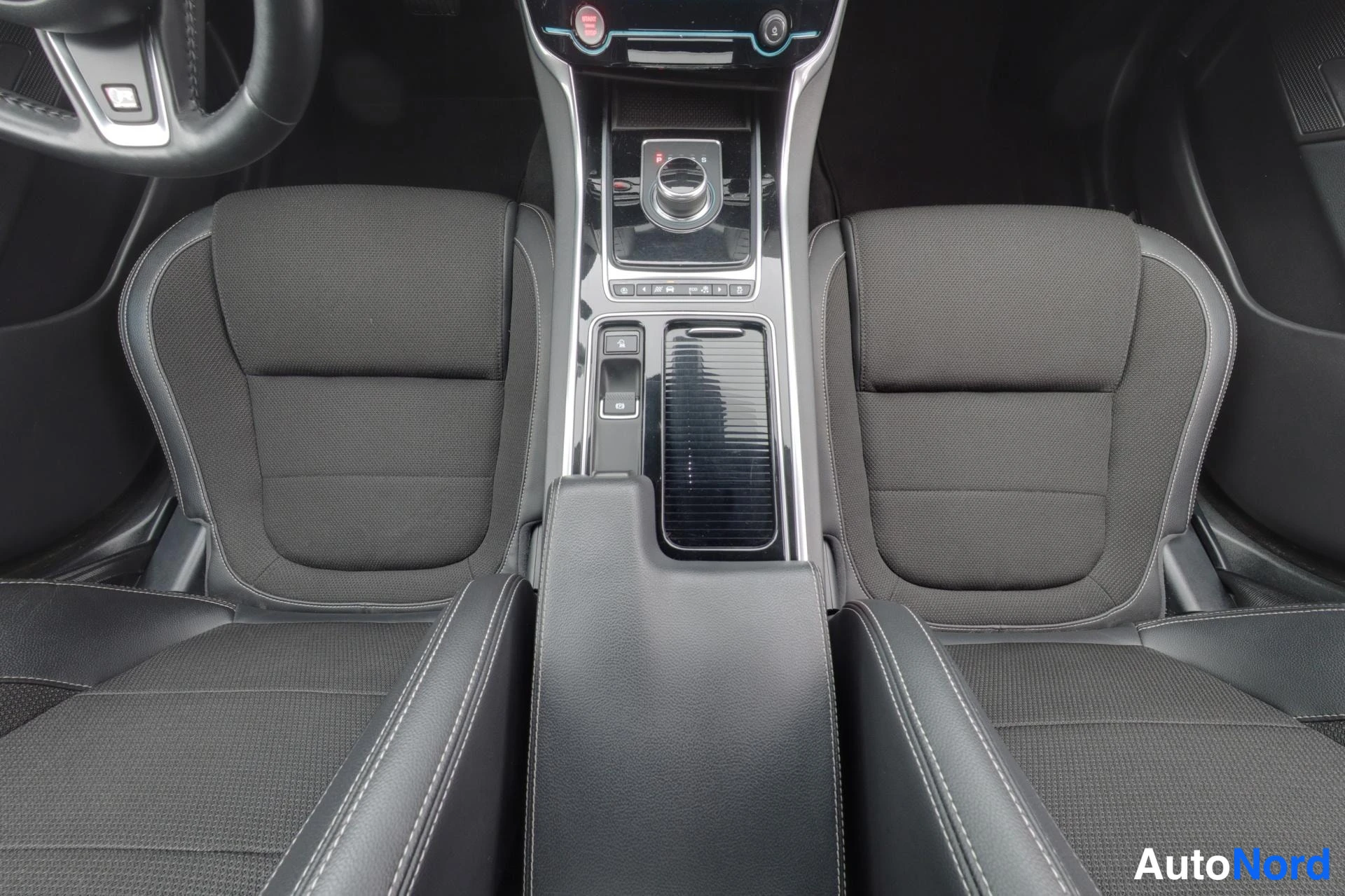 Musta Jaguar XE 2019, kuva 14