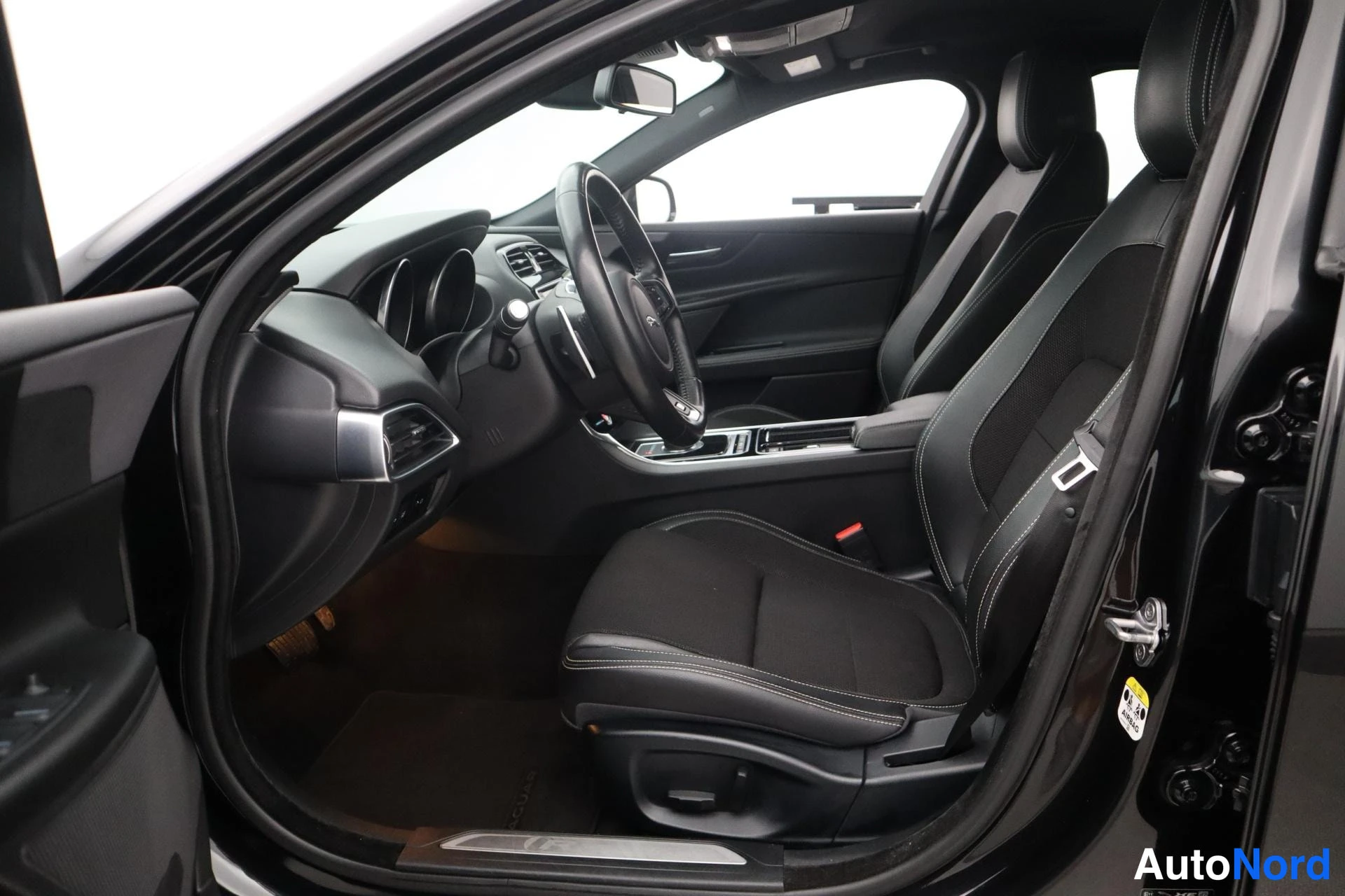 Musta Jaguar XE 2019, kuva 15