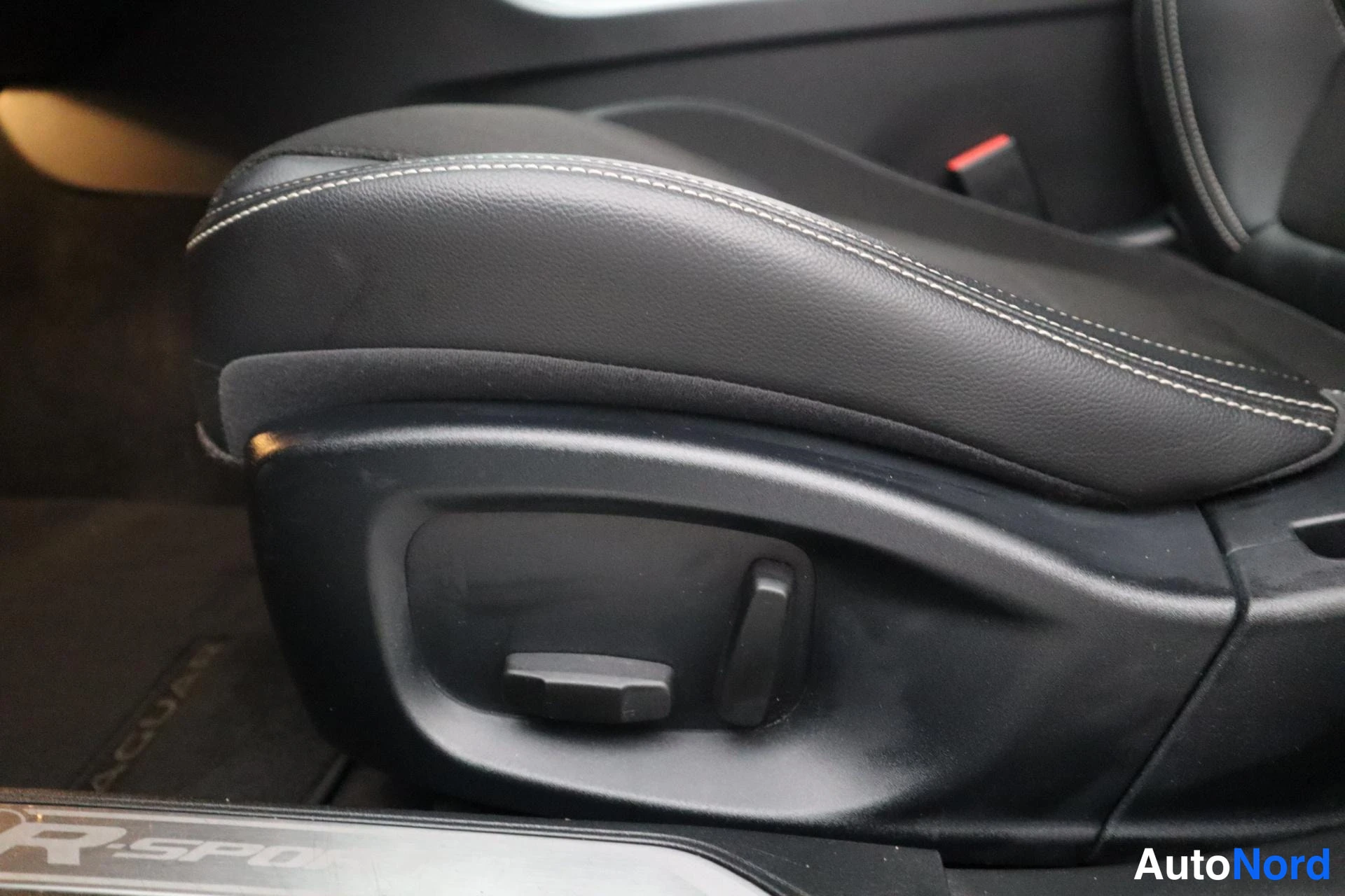 Musta Jaguar XE 2019, kuva 16