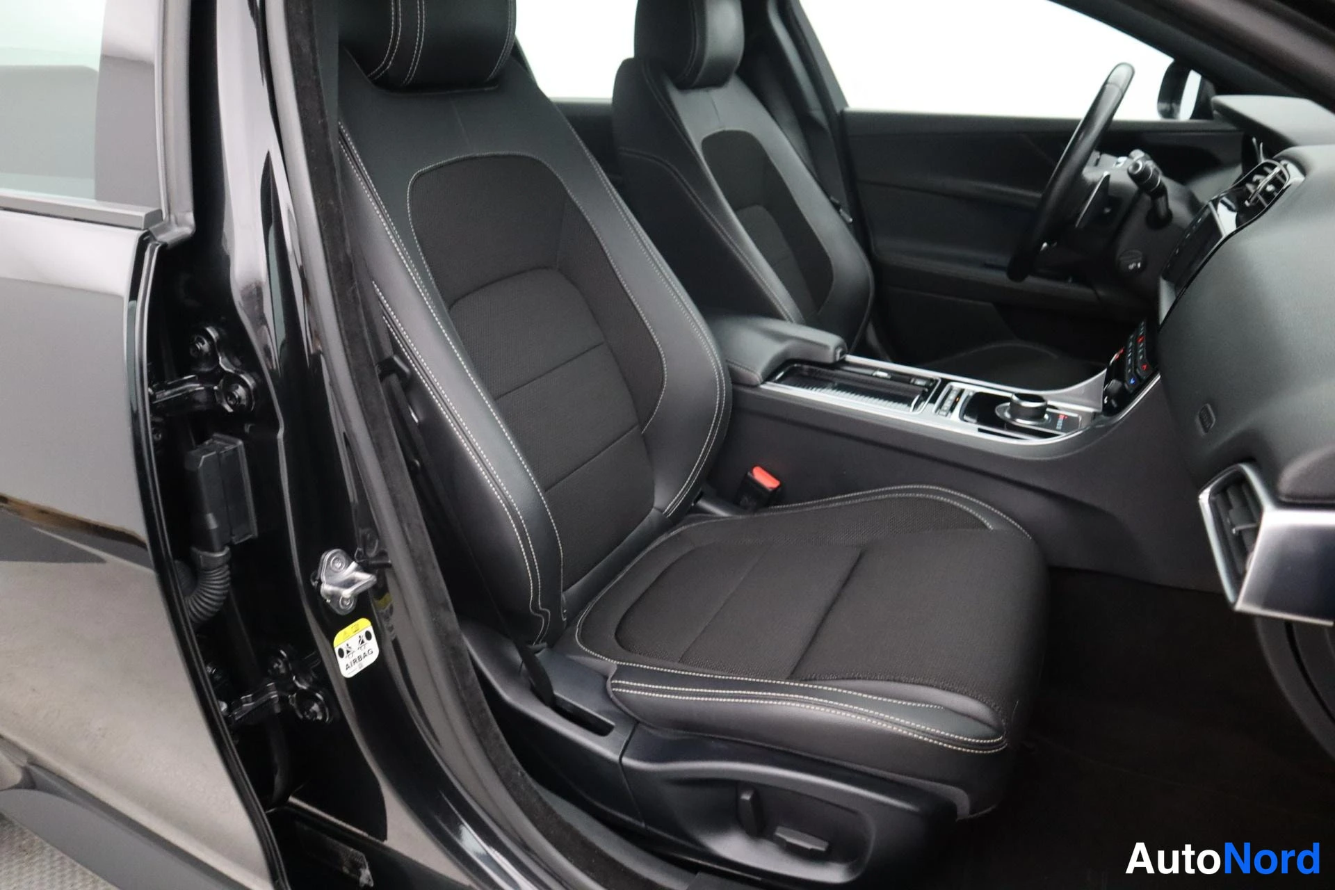 Musta Jaguar XE 2019, kuva 18