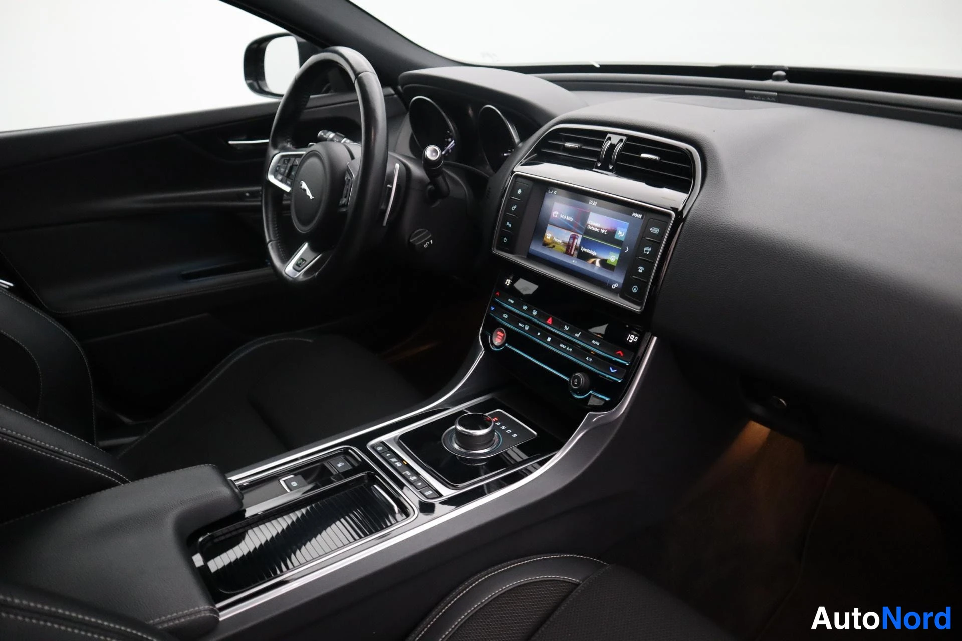 Musta Jaguar XE 2019, kuva 19