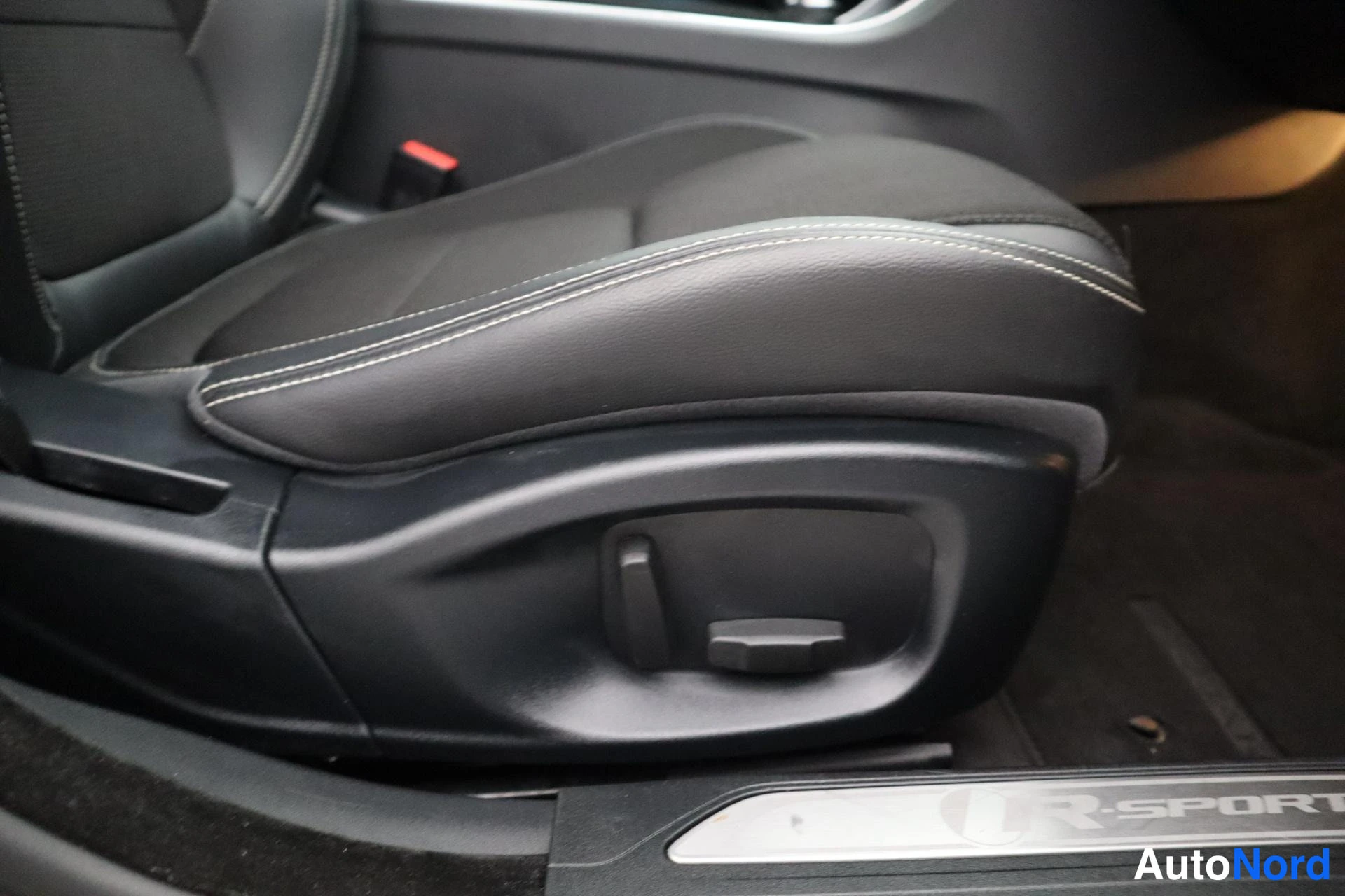 Musta Jaguar XE 2019, kuva 20