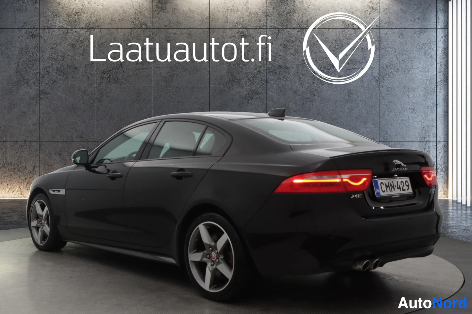 Musta Jaguar XE 2019, takaviisto, kuva 7