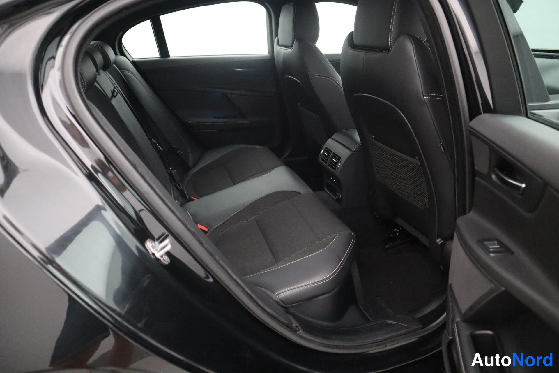 Musta Jaguar XE 2019, kuva 21