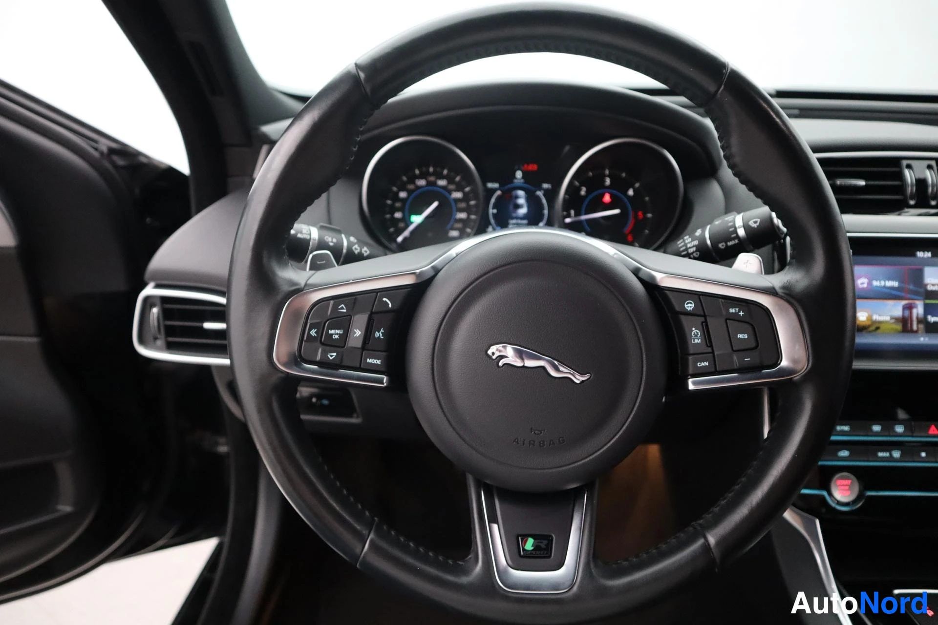 Musta Jaguar XE 2019, kuva 22