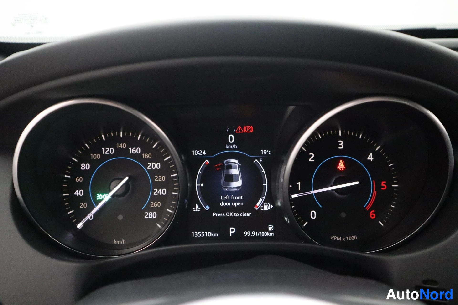 Musta Jaguar XE 2019, kuva 26