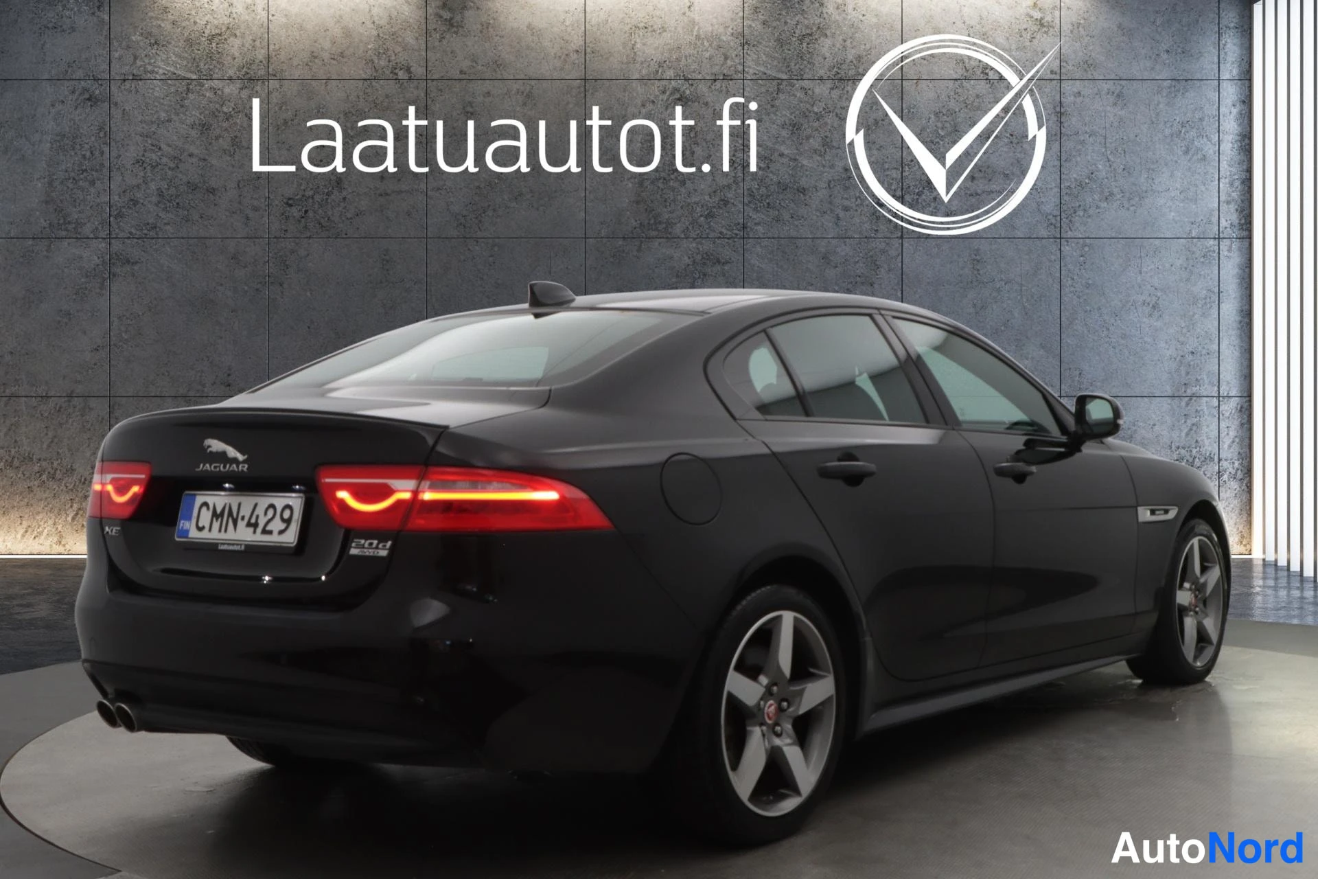 Musta Jaguar XE 2019, takaviisto, kuva 8