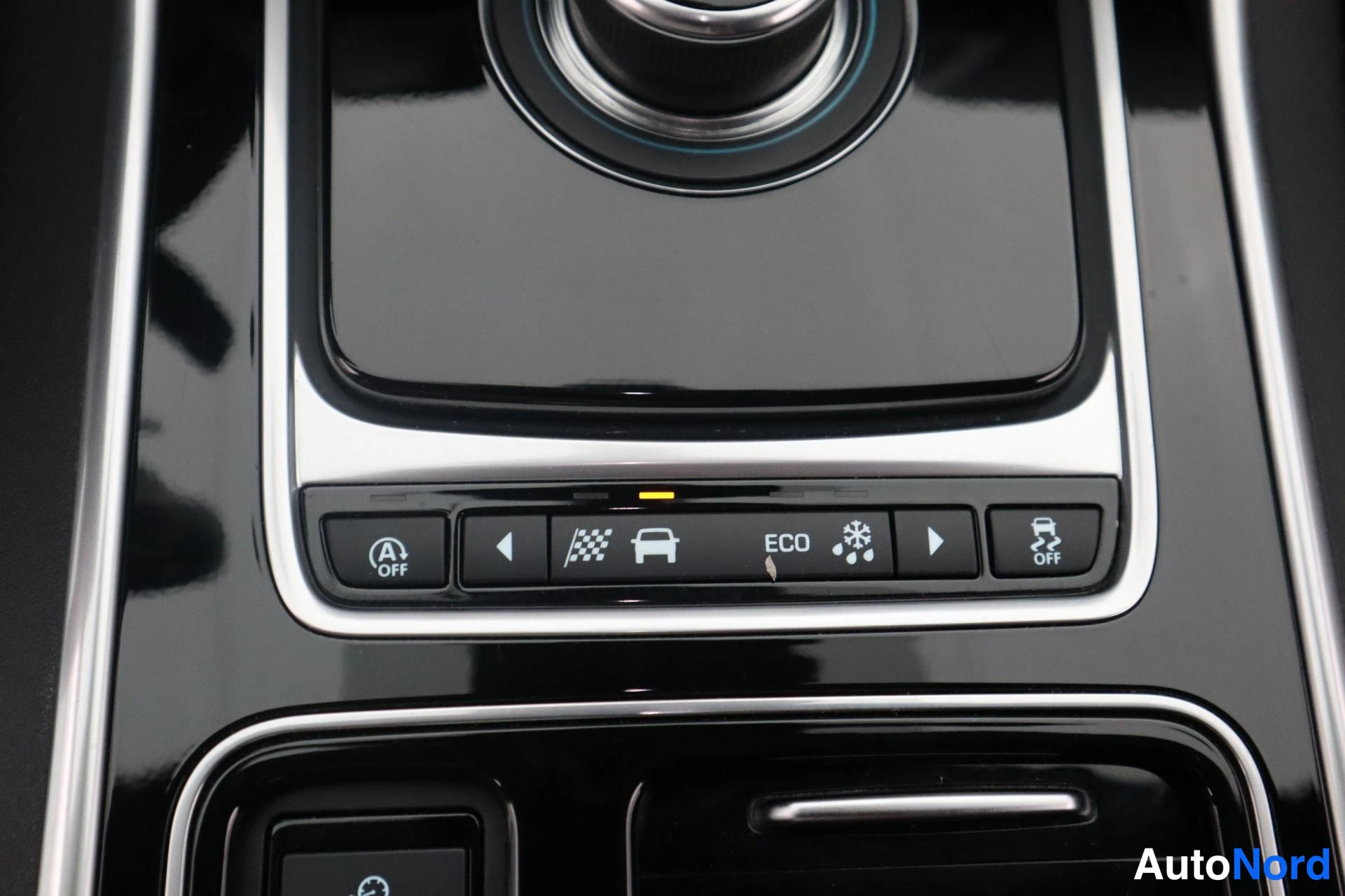 Musta Jaguar XE 2019, kuva 31