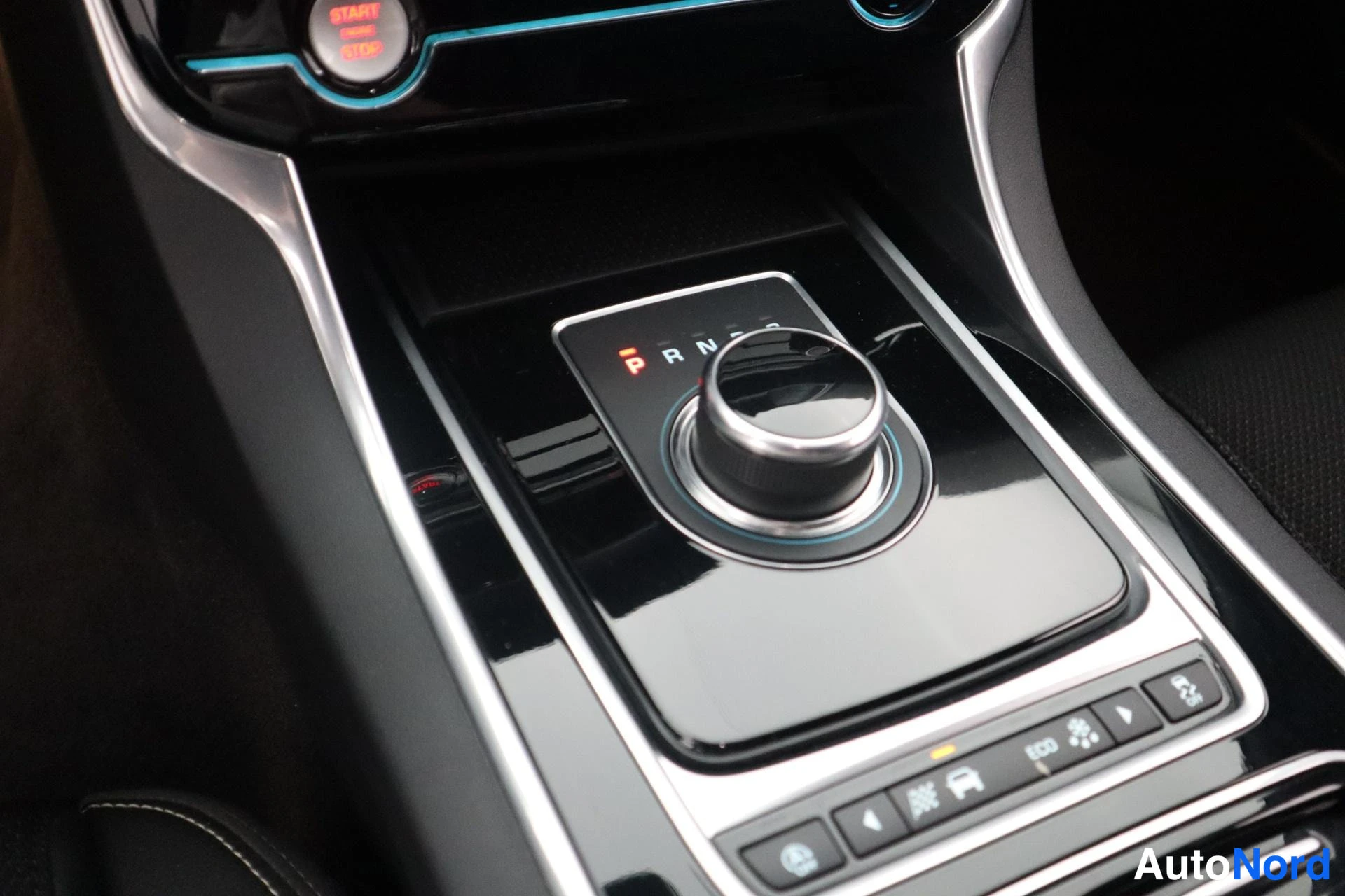 Musta Jaguar XE 2019, kuva 32
