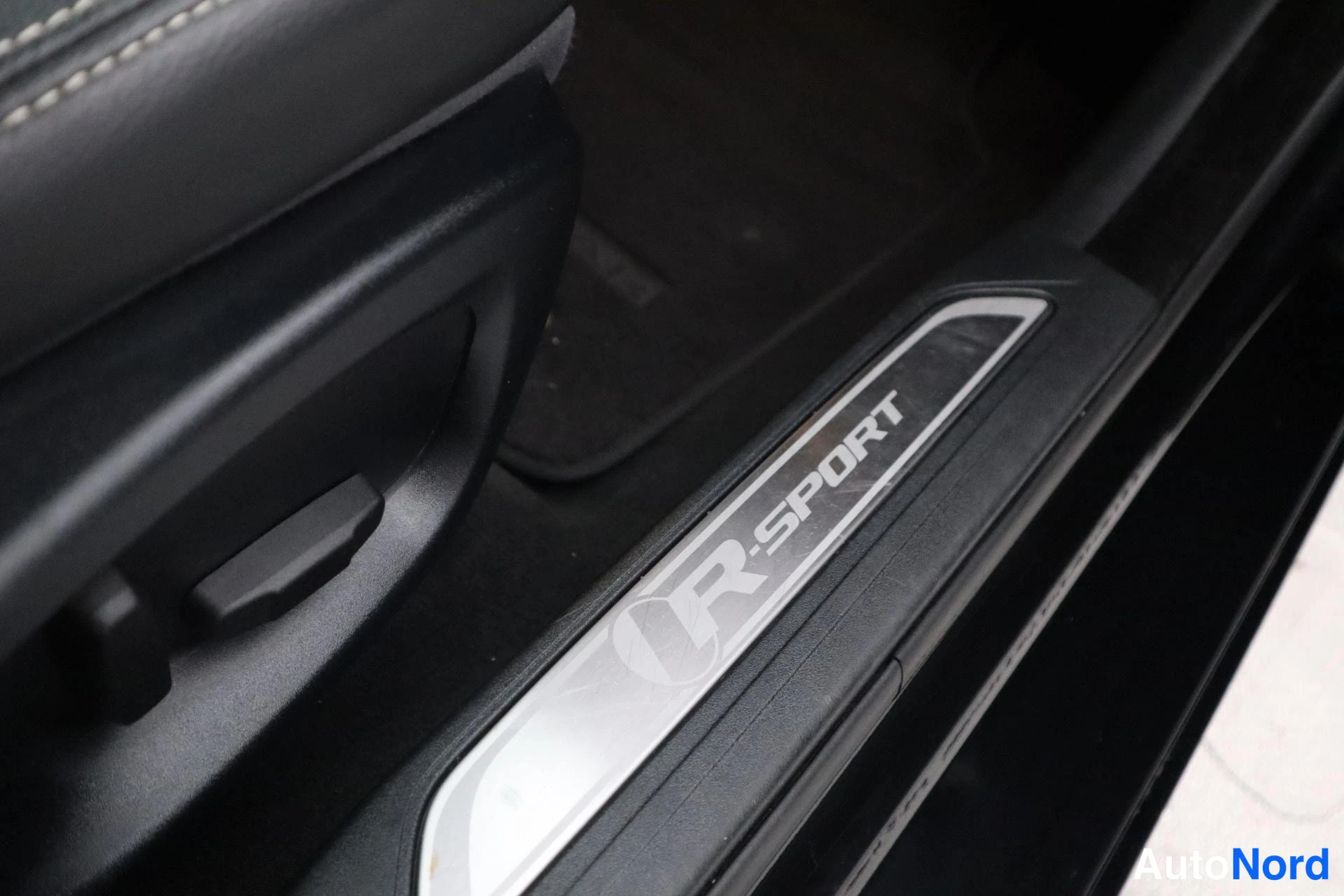 Musta Jaguar XE 2019, kuva 33