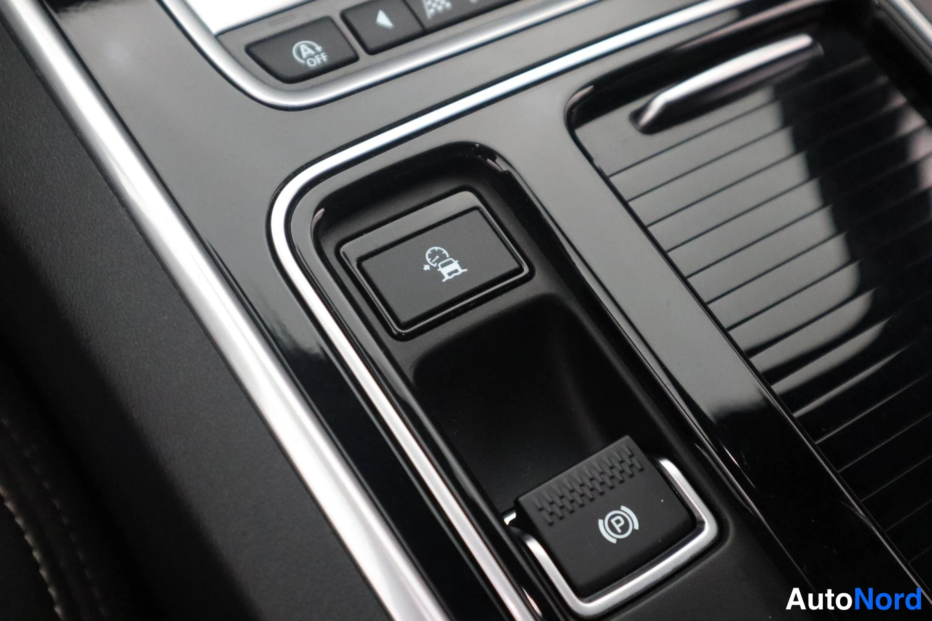 Musta Jaguar XE 2019, kuva 36
