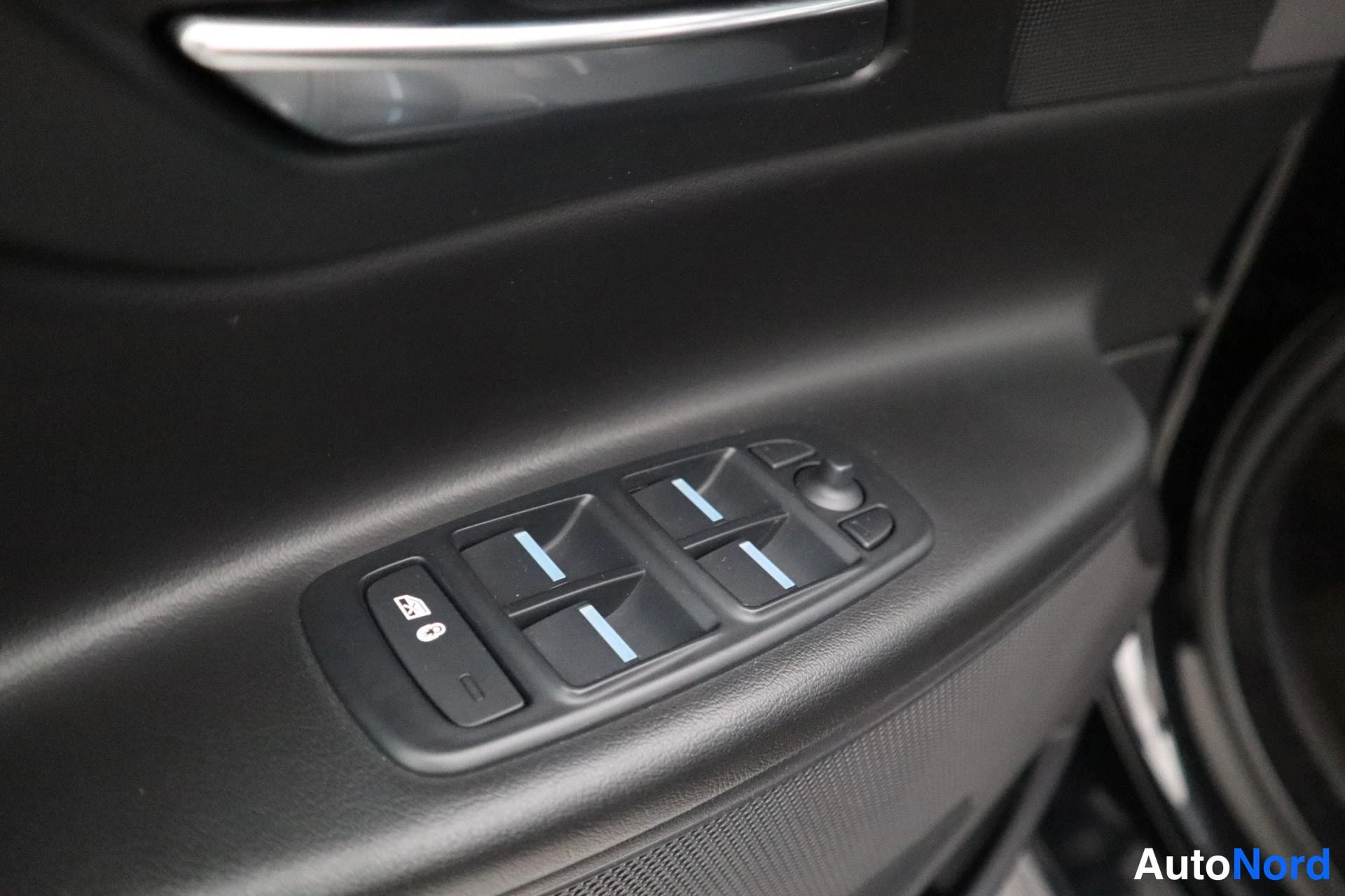 Musta Jaguar XE 2019, kuva 35